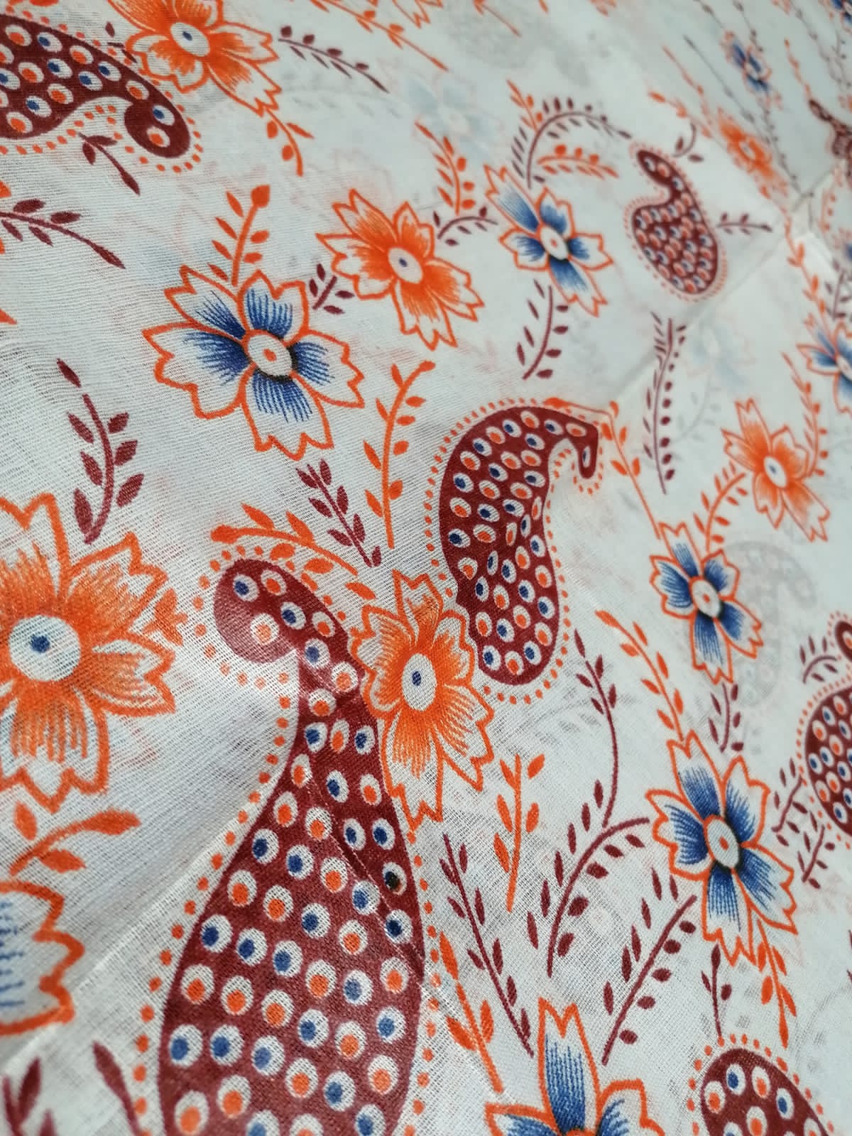 Kanga Zanzibar, oranžové květy
