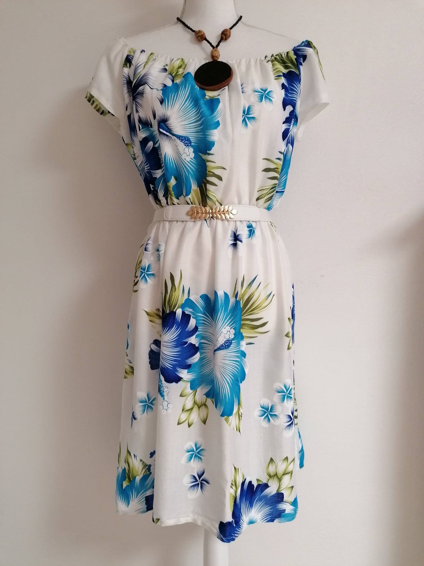 Šaty s květy ibišků na bílé Dress with flowers