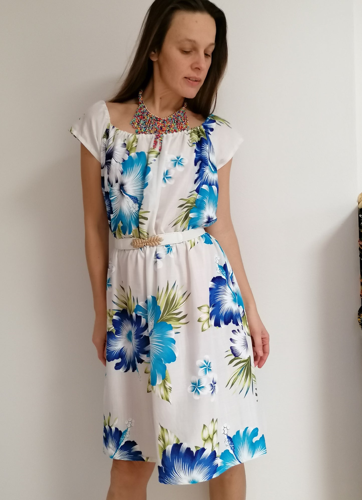 Šaty s květy ibišků na bílé Dress with flowers