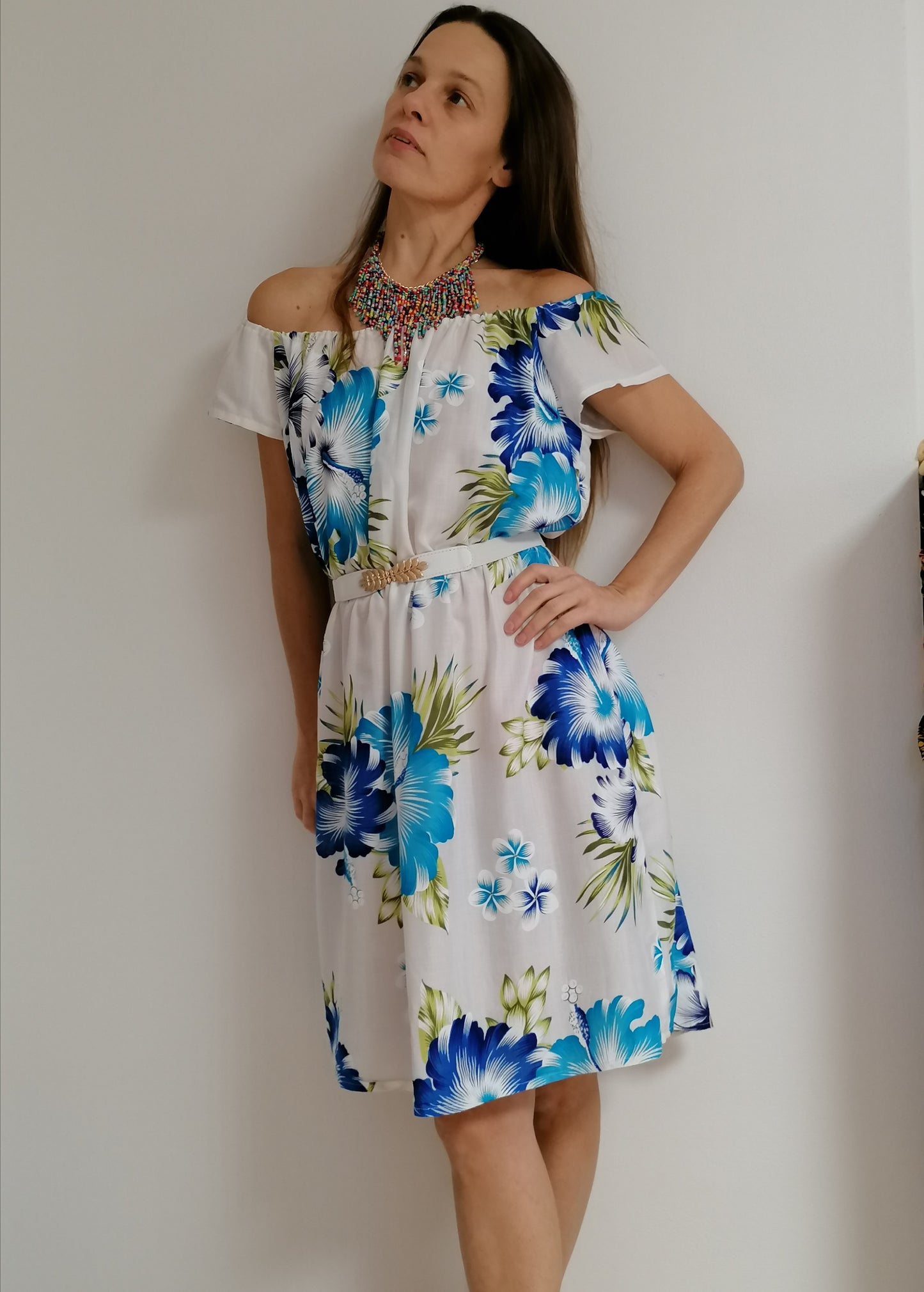 Šaty s květy ibišků na bílé Dress with flowers