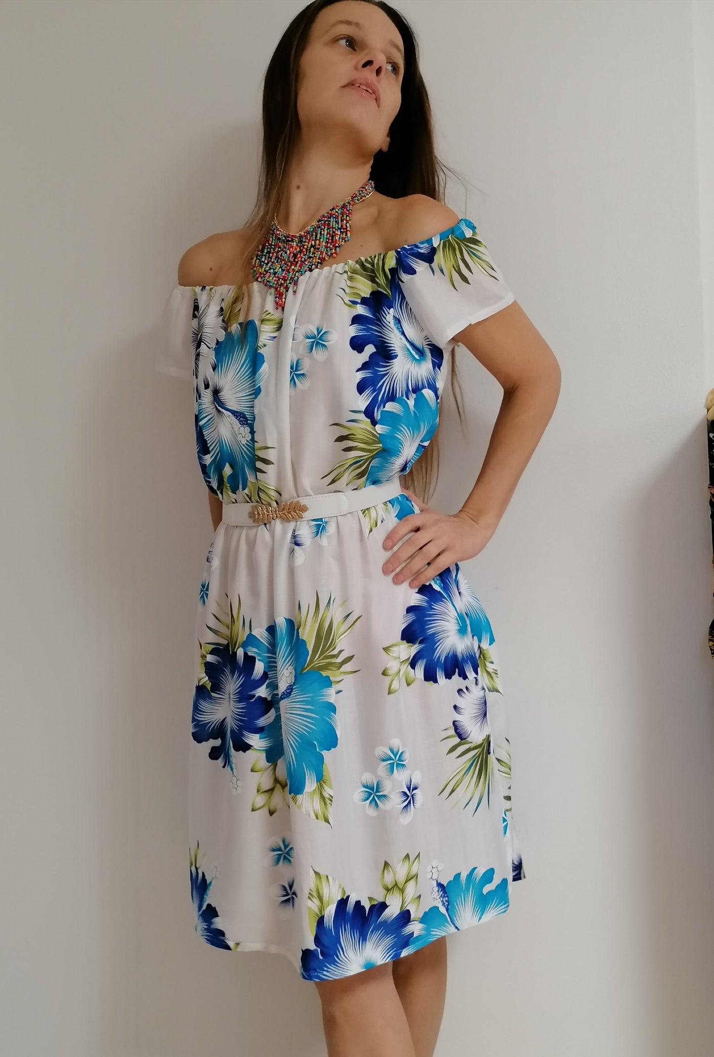 Šaty s květy ibišků na bílé Dress with flowers
