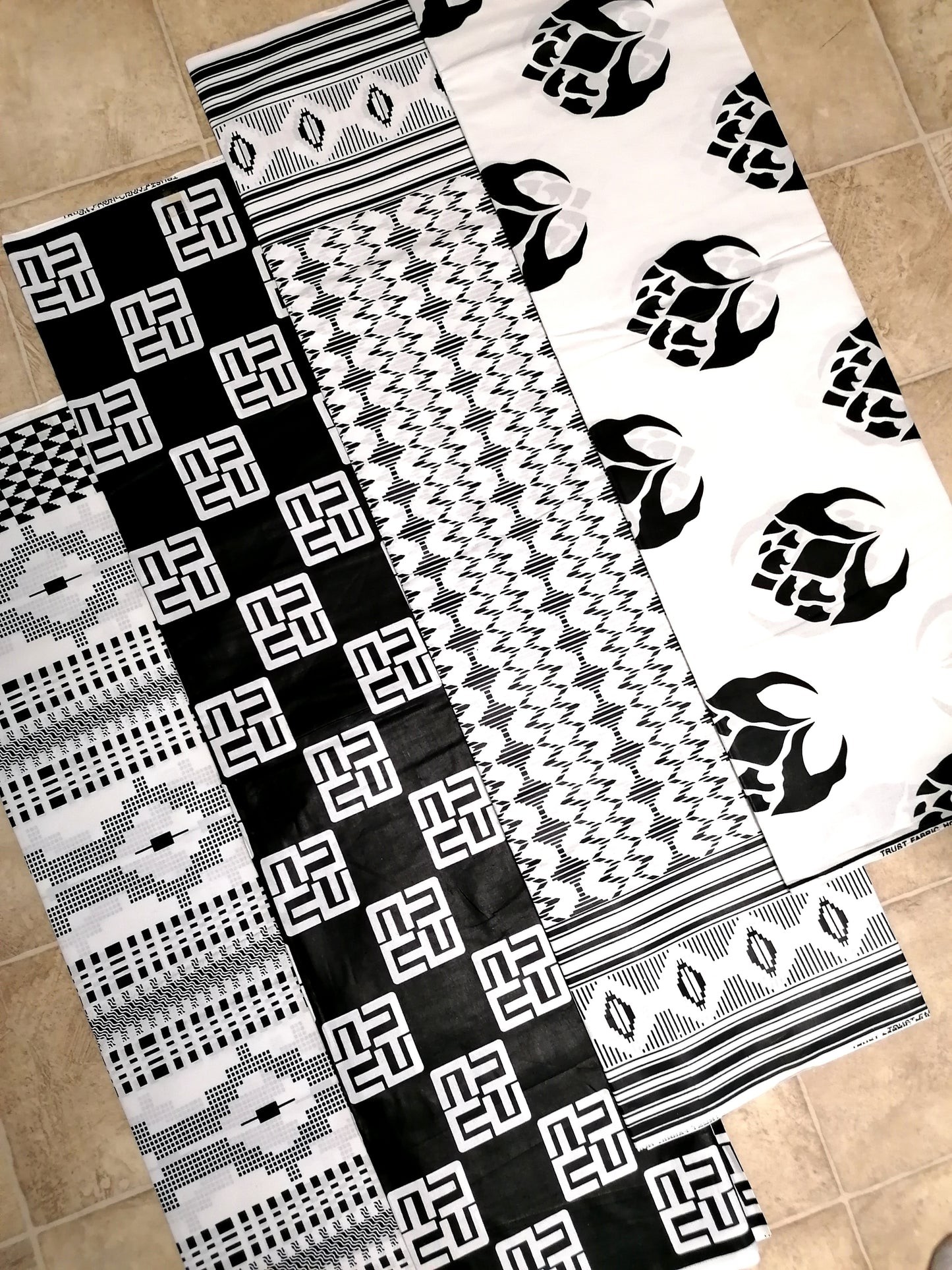 Africká látka měkčí z kolekce černobílá kente kolekce