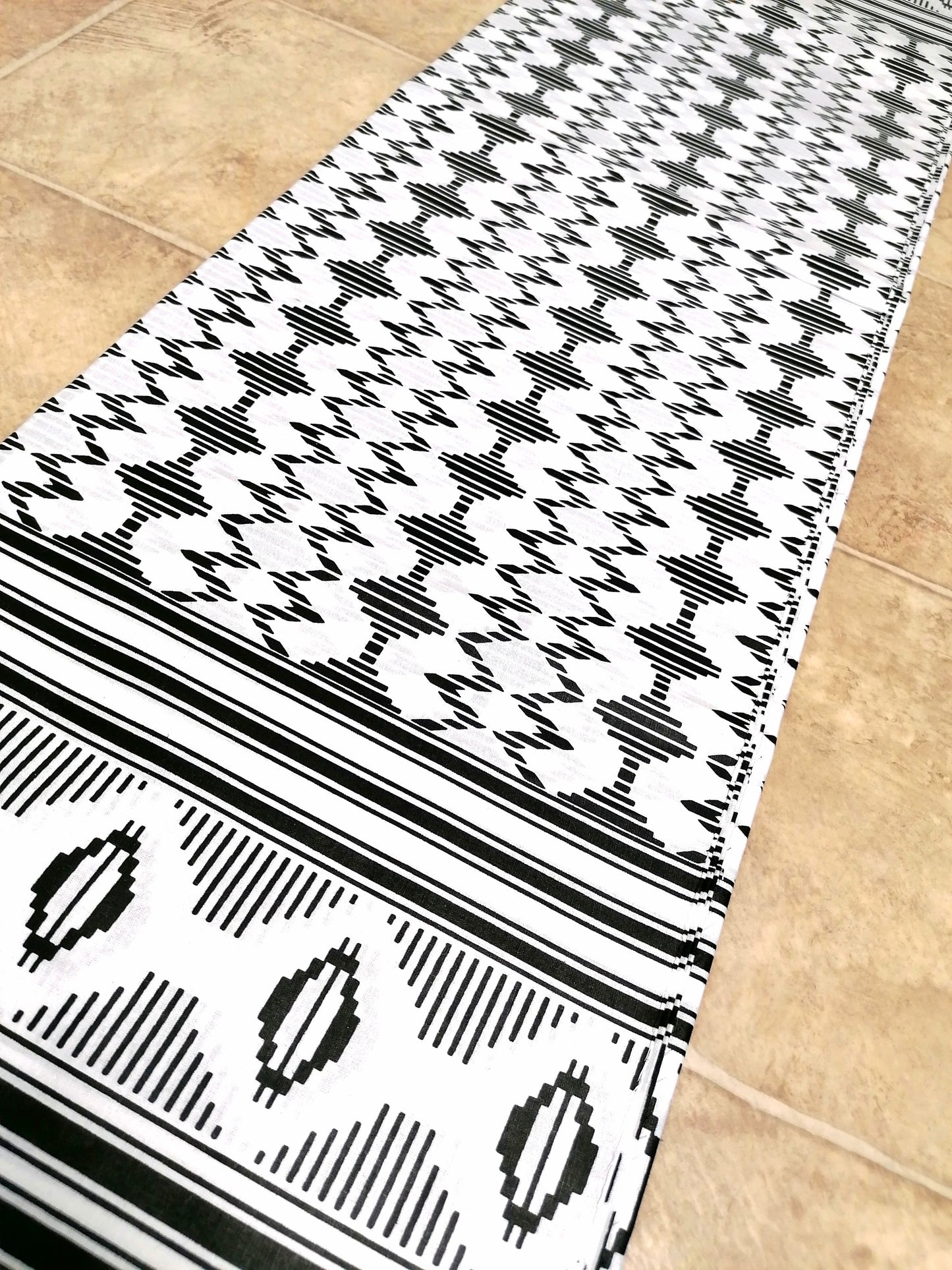 Africká látka měkčí černo-bílá tisk tradiční Kente