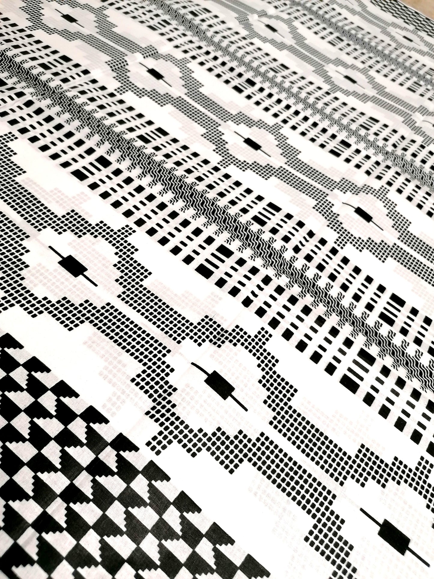 Africká látka měkčí černo-bílá tradiční tisk Kente