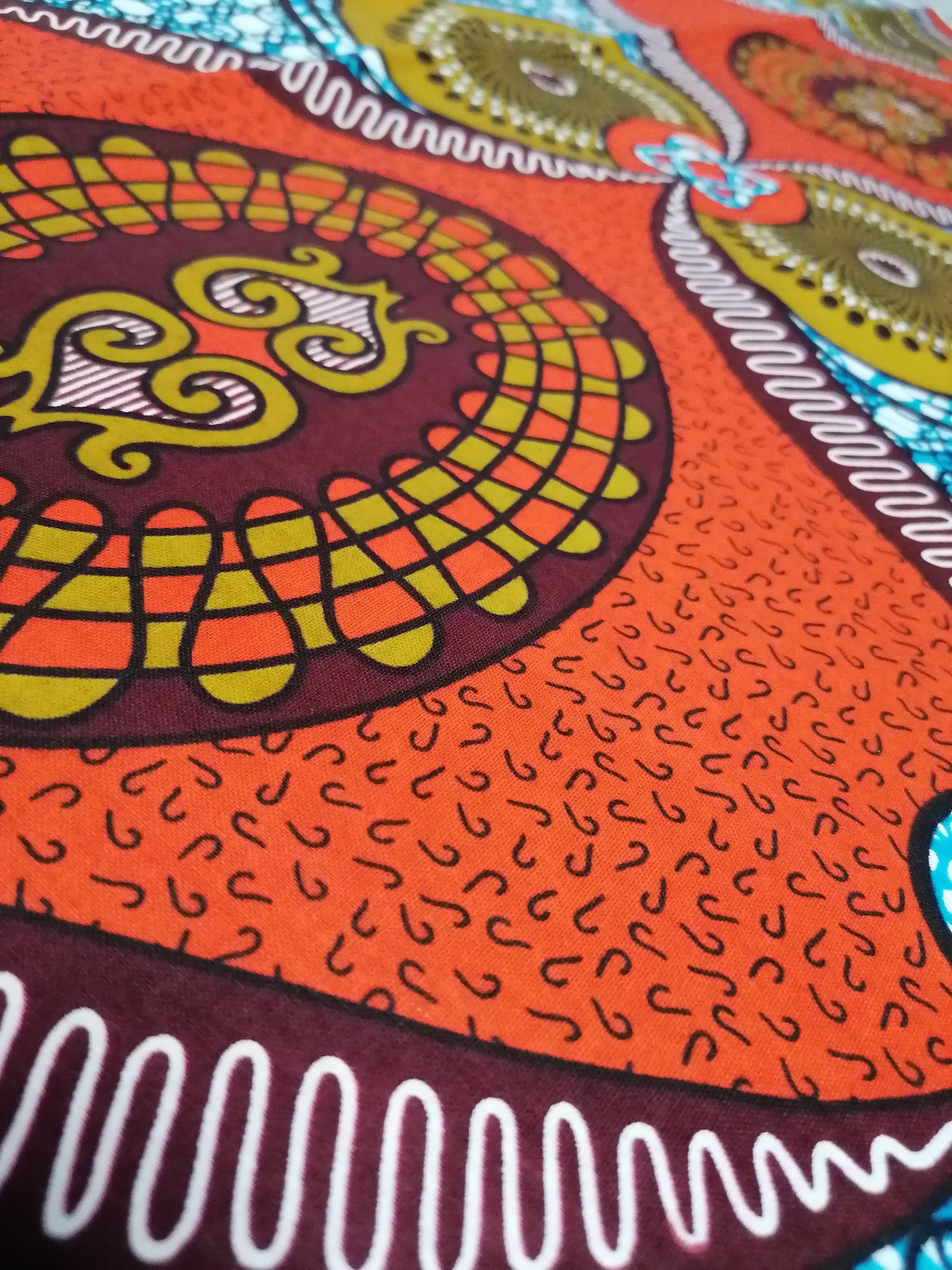 Africká látka měkčí ornament na červené