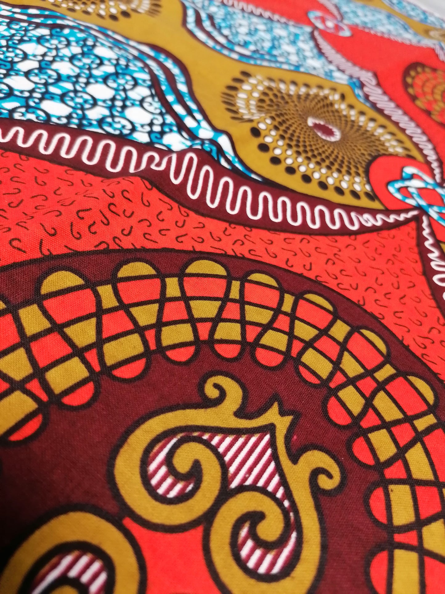 Africká látka měkčí ornament na červené