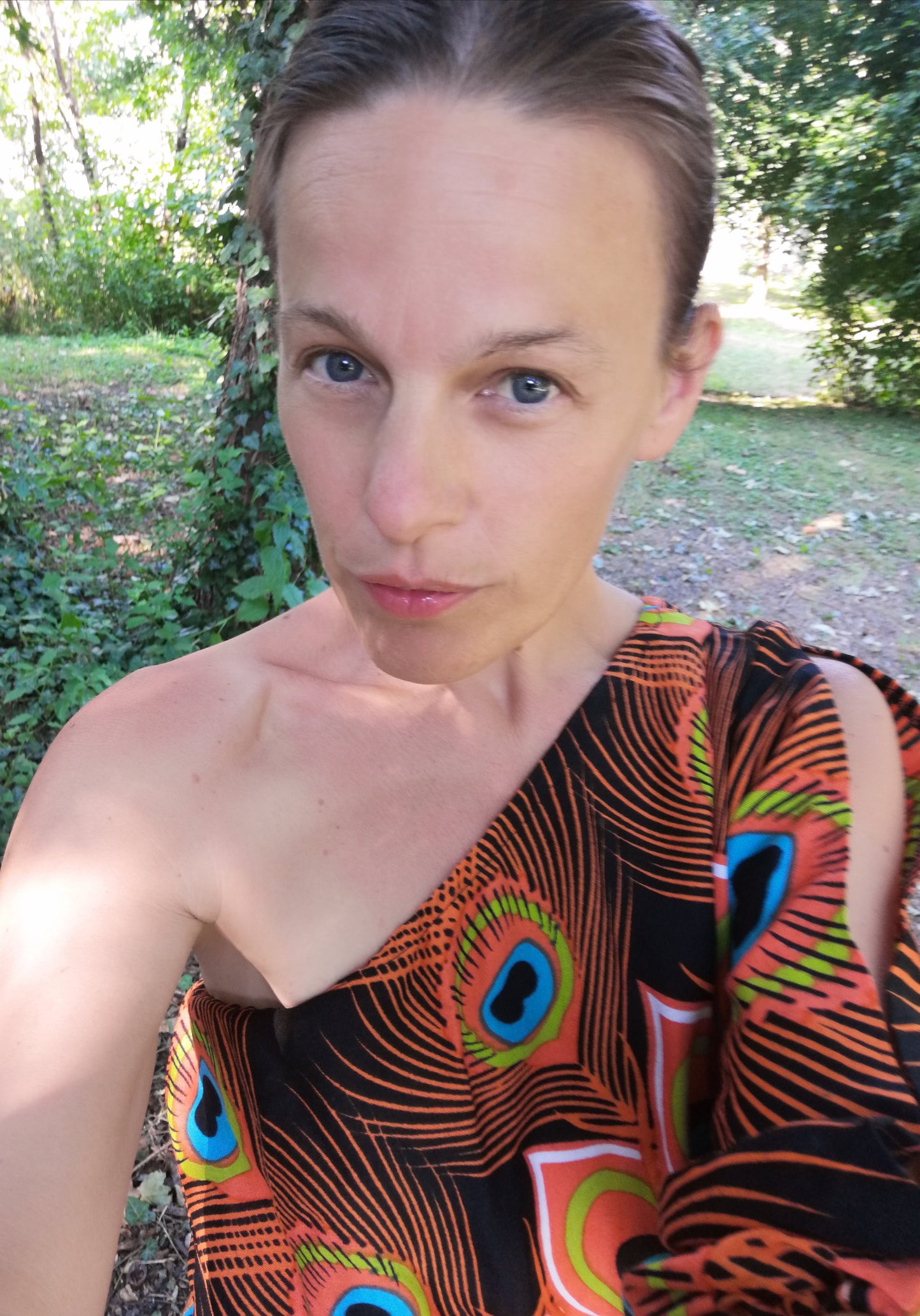 Asymetrické sexy šaty Paví pera,velikost M