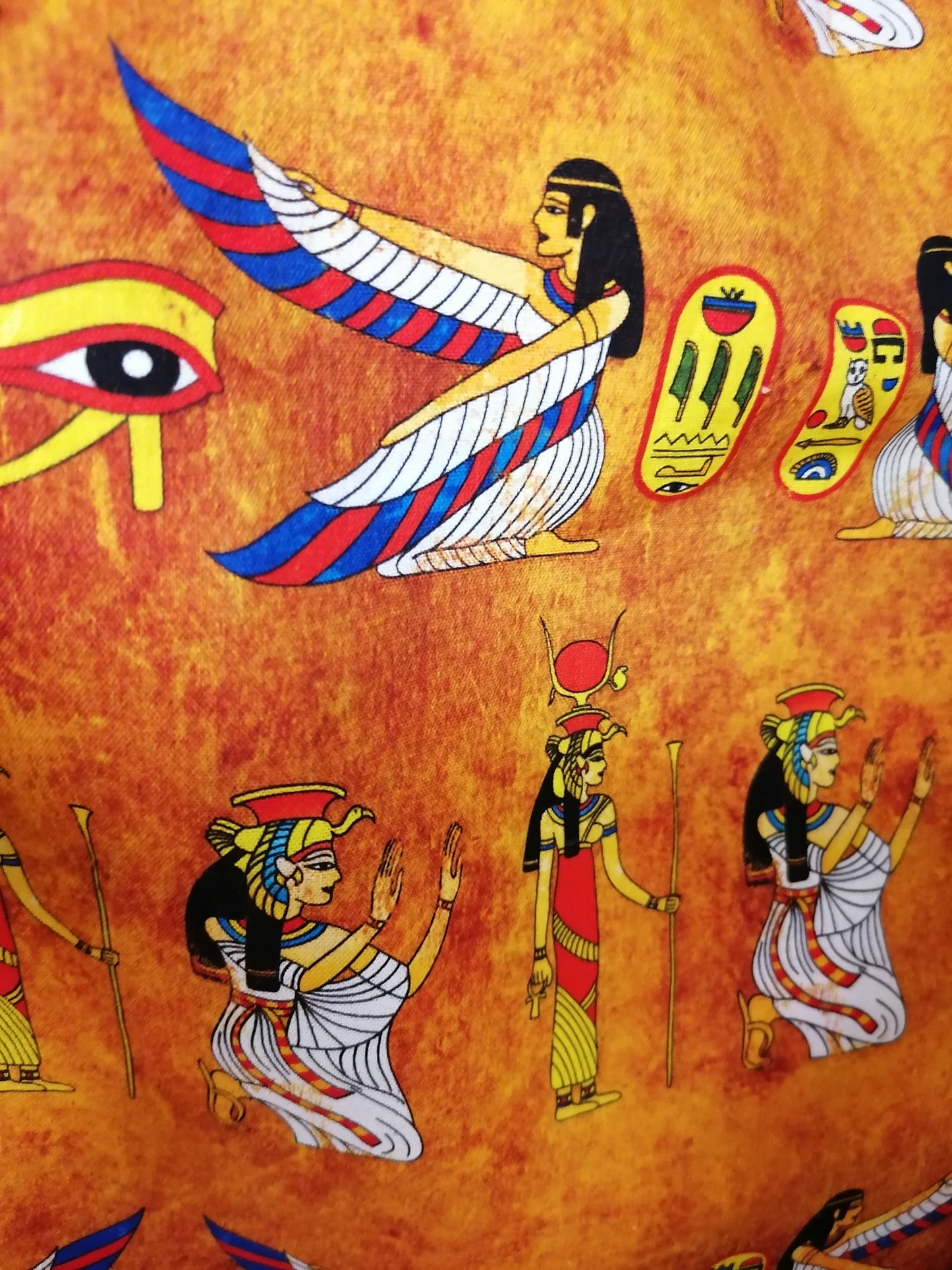 Šaty s tiskem egyptských postaviček