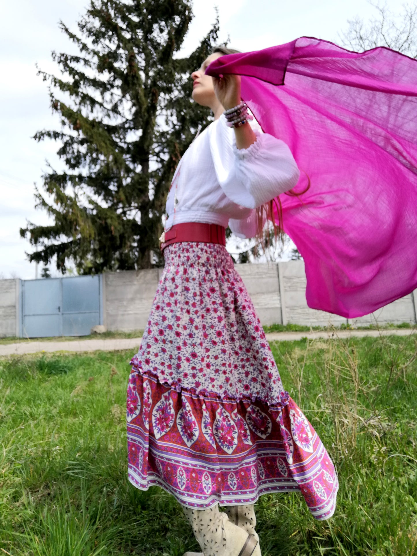 Asymetrická boho sukně s volánem s bordurou