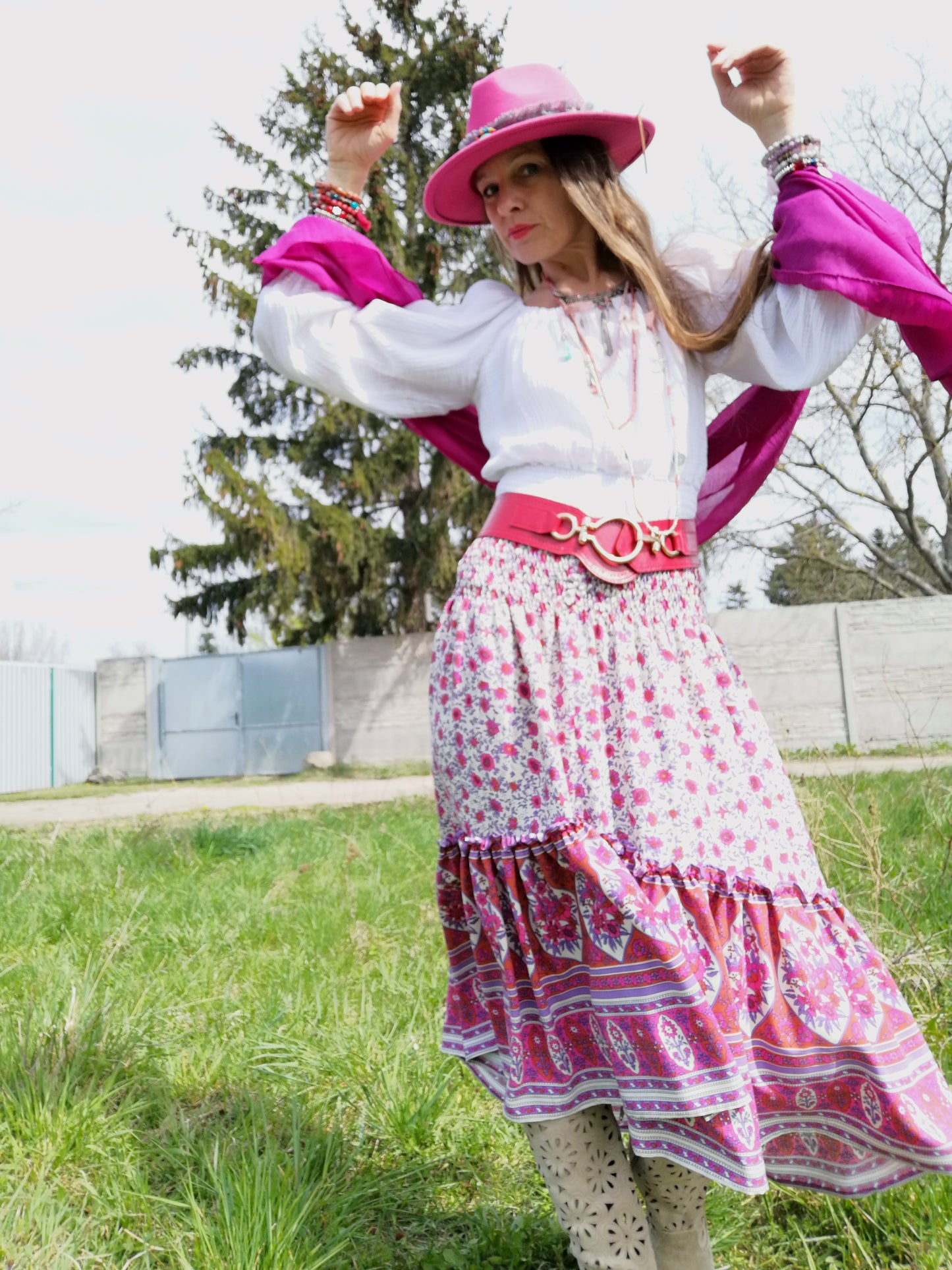 Asymetrická boho sukně s volánem s bordurou