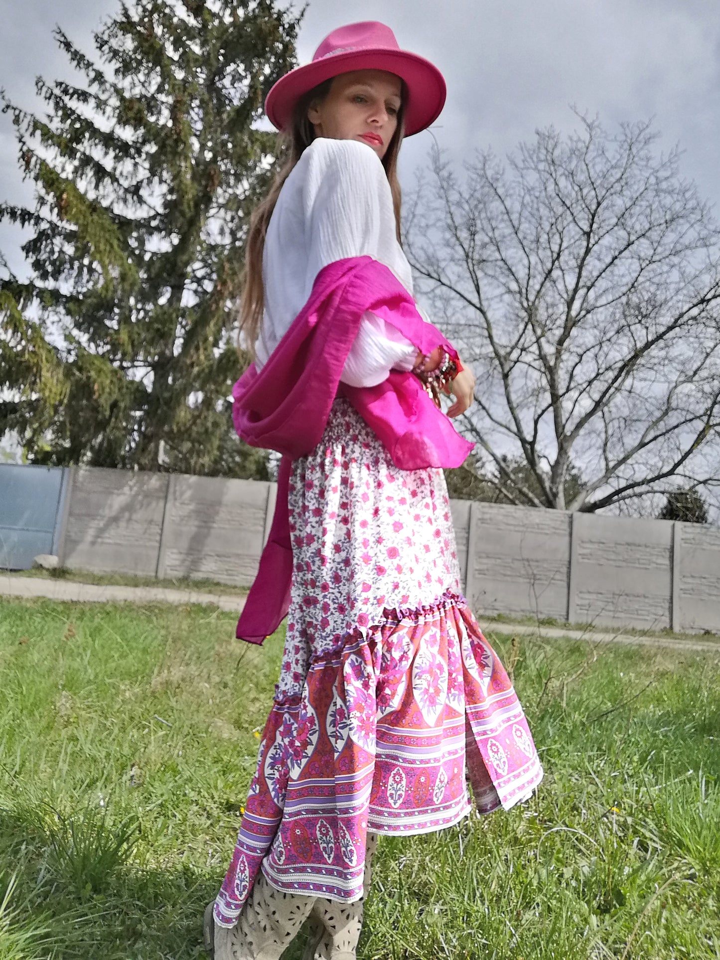 Asymetrická boho sukně s volánem s bordurou