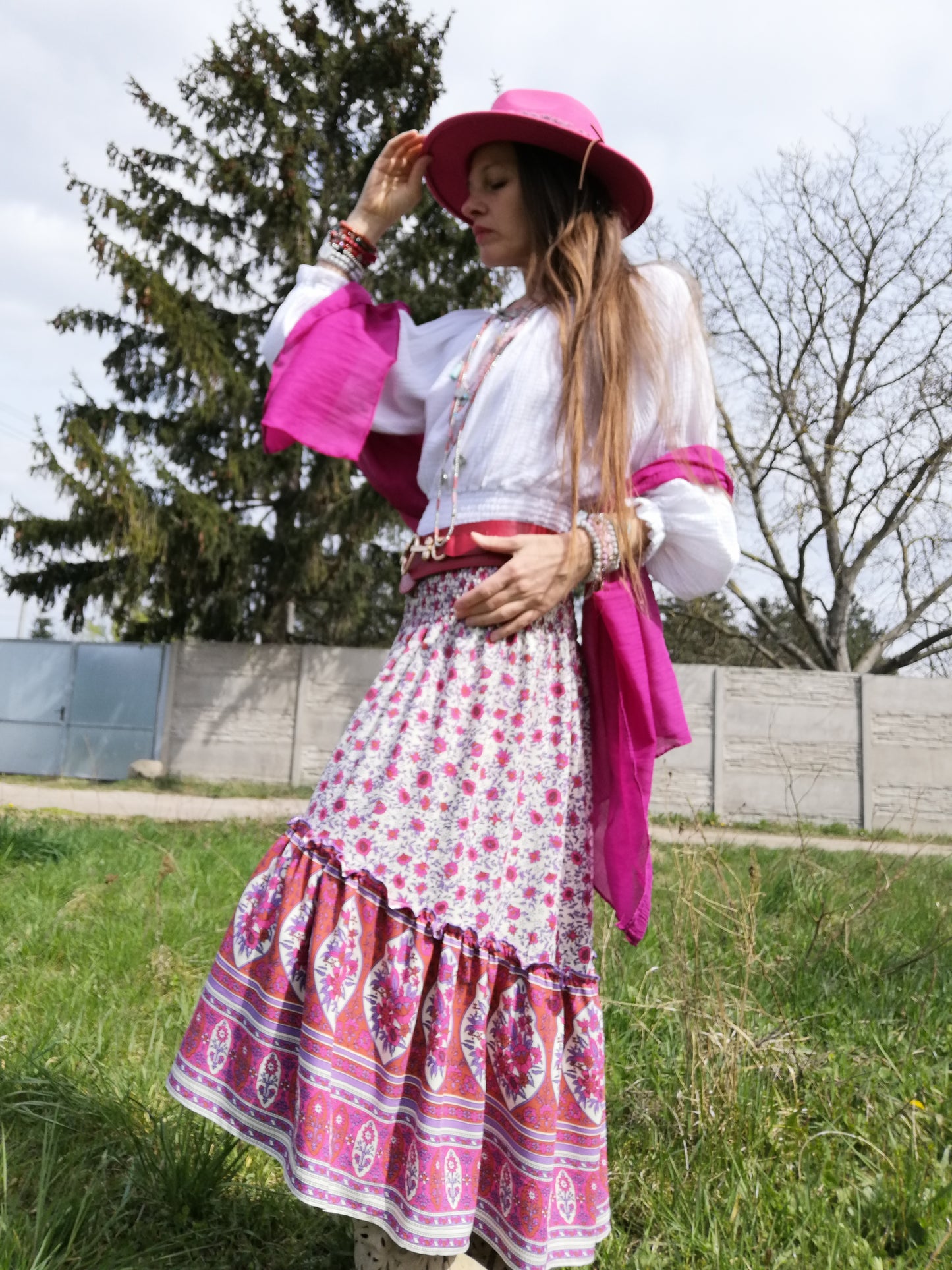 Asymetrická boho sukně s volánem s bordurou