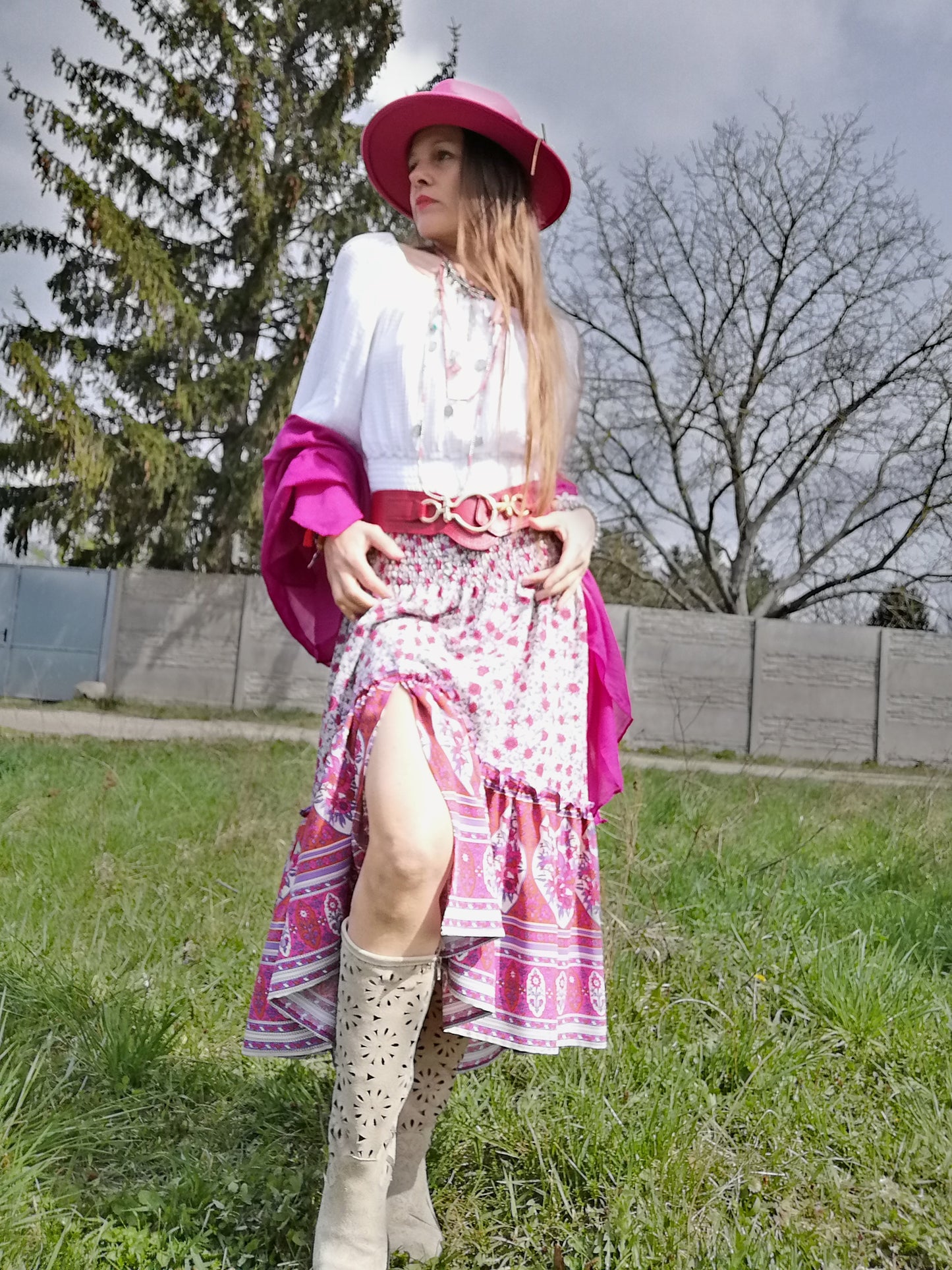 Asymetrická boho sukně s volánem s bordurou