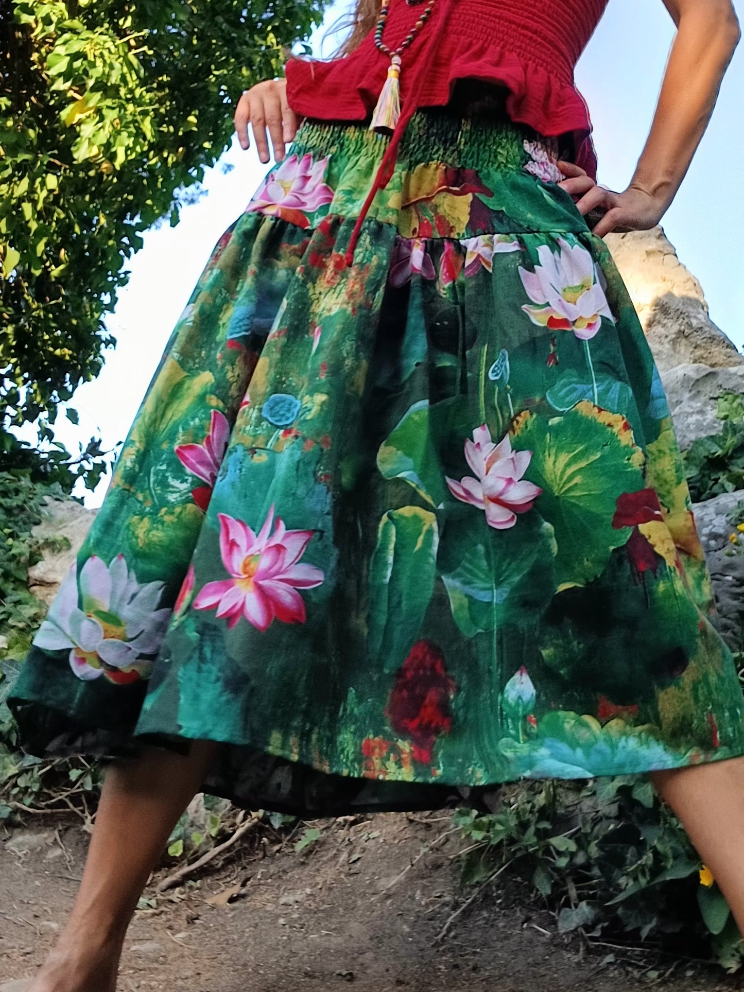 SUKNĚ S DESIGN TISKEM OLEJOMALBA LEKNÍNY