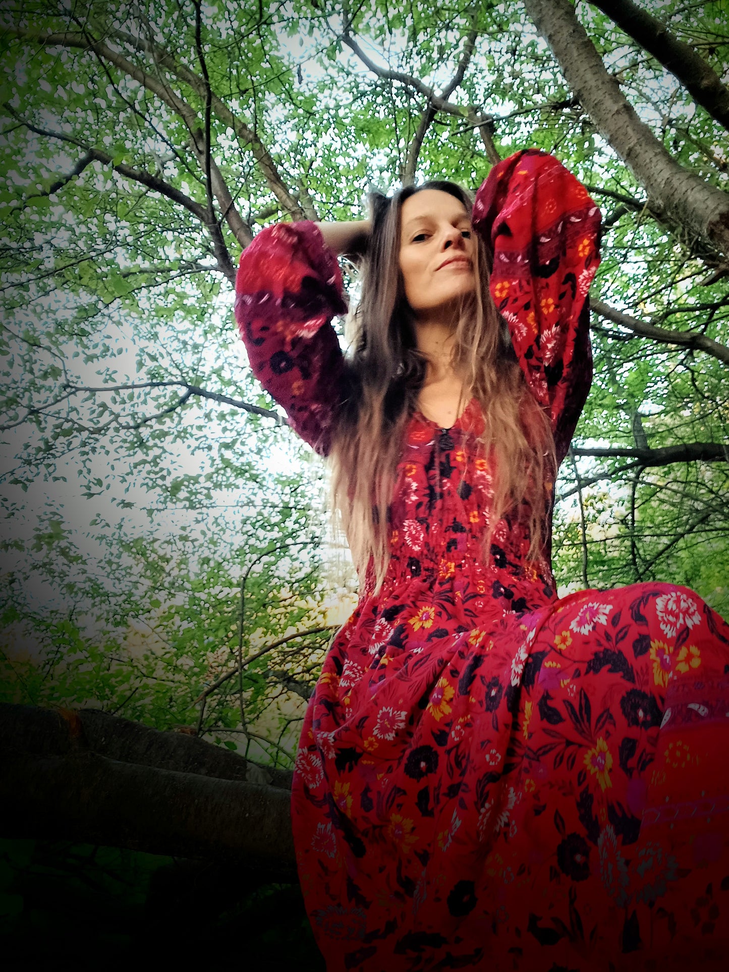 EXLUSÍVNÍ BOHO ŠATY SYTÁ ČERVENÁ S BORDUROU V DÉLCE A NA RUKÁVECH