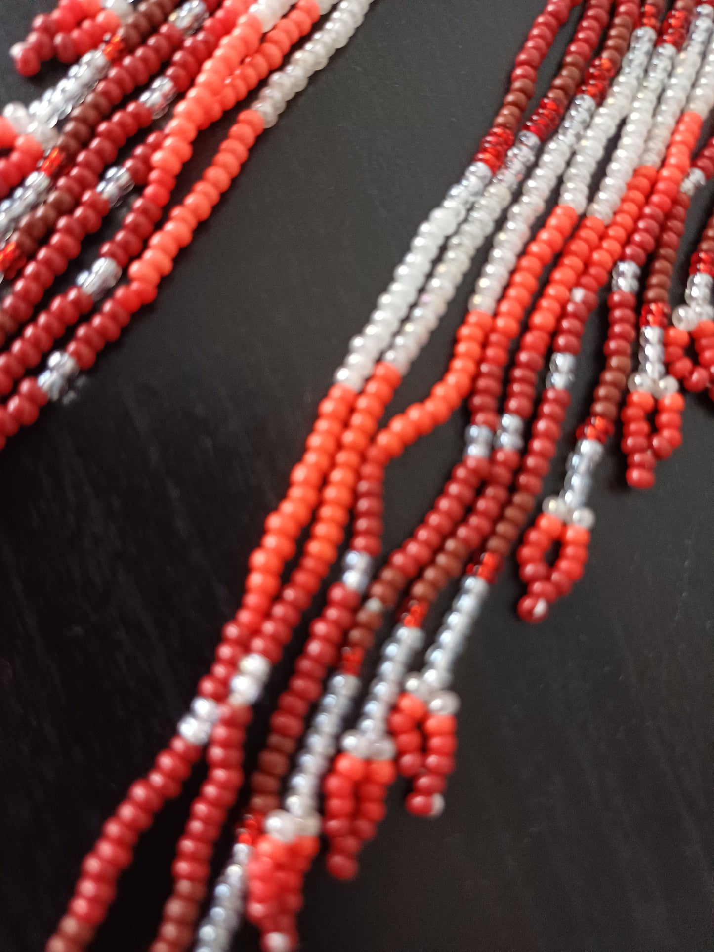 ÚŽASNÉ KORÁLKOVÉ BOHO NAUŠNIČKY LEHOUČKÉ DOUHÉ ČERVENÉ