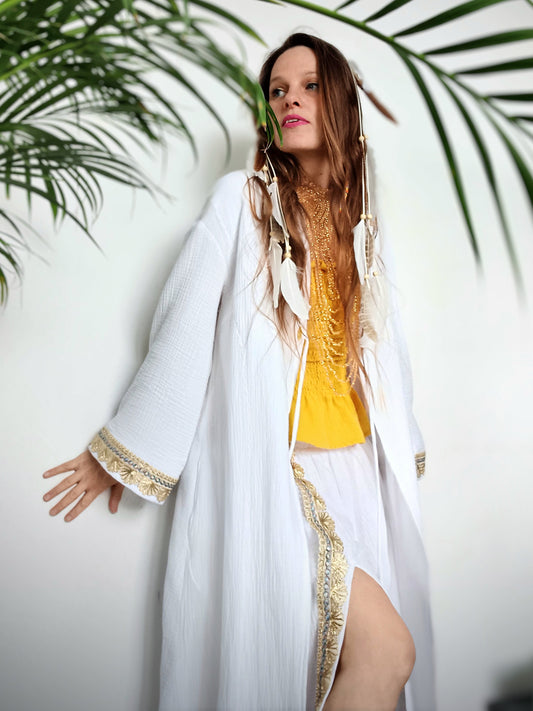 STYLOVÝ BOHO KABÁTEK ANTIC, BÍLÝ SE ZLATÝM LEMEM NA RUKÁVECH