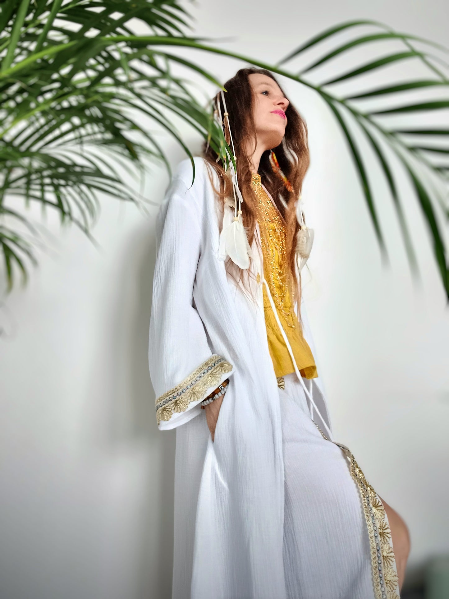 STYLOVÝ BOHO KABÁTEK ANTIC, BÍLÝ SE ZLATÝM LEMEM NA RUKÁVECH