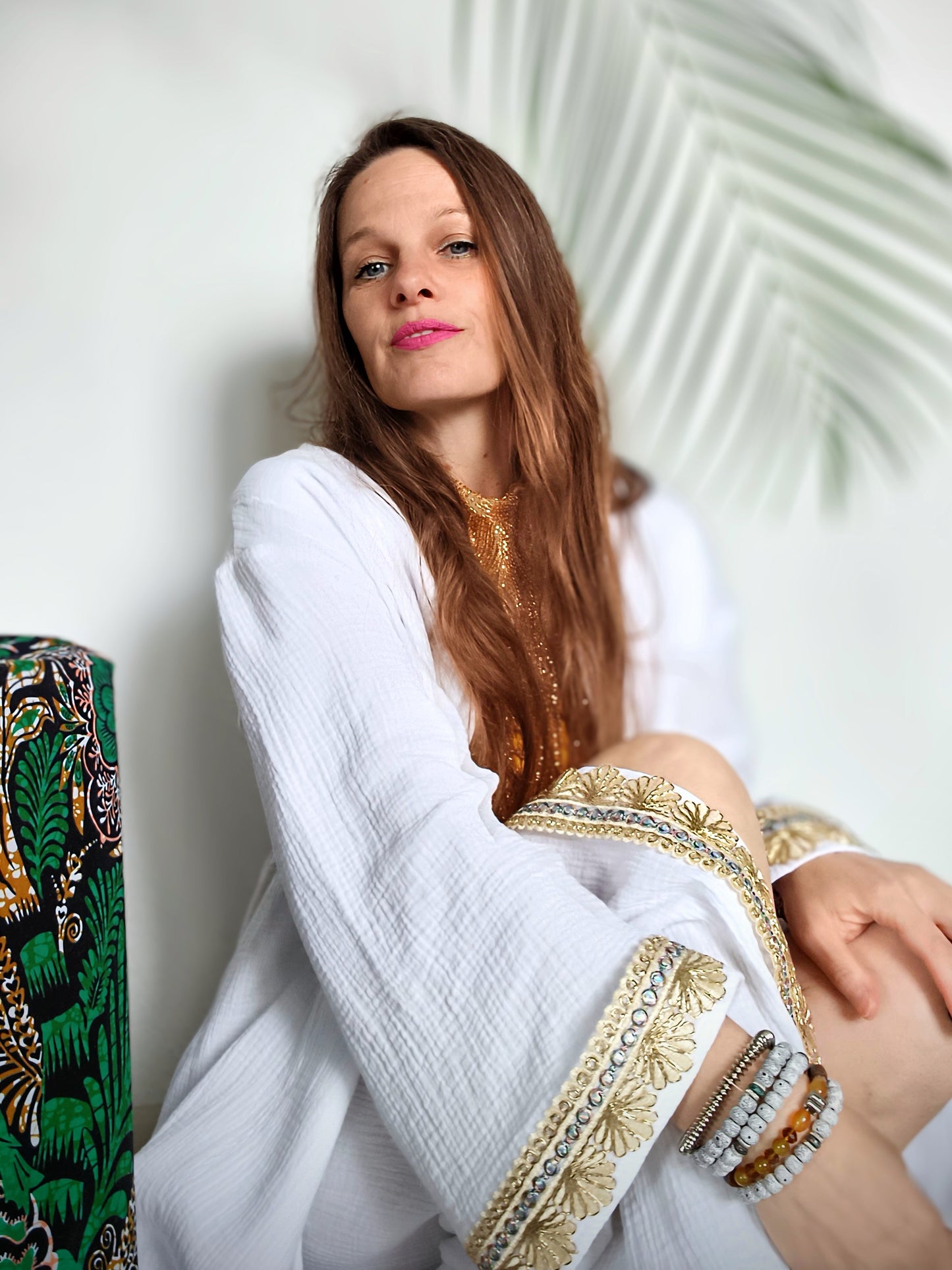 STYLOVÝ BOHO KABÁTEK ANTIC, BÍLÝ SE ZLATÝM LEMEM NA RUKÁVECH