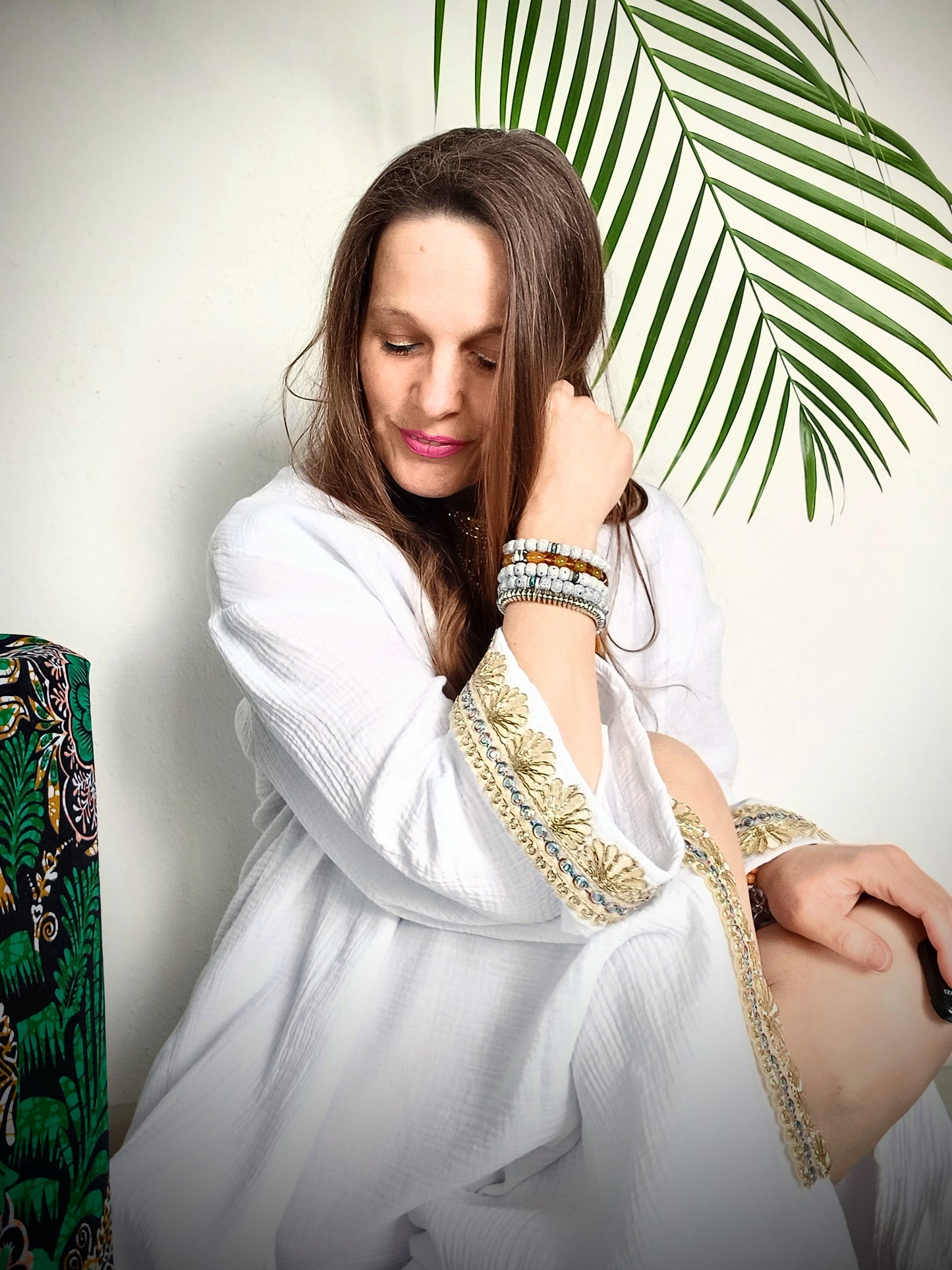 STYLOVÝ BOHO KABÁTEK ANTIC, BÍLÝ SE ZLATÝM LEMEM NA RUKÁVECH