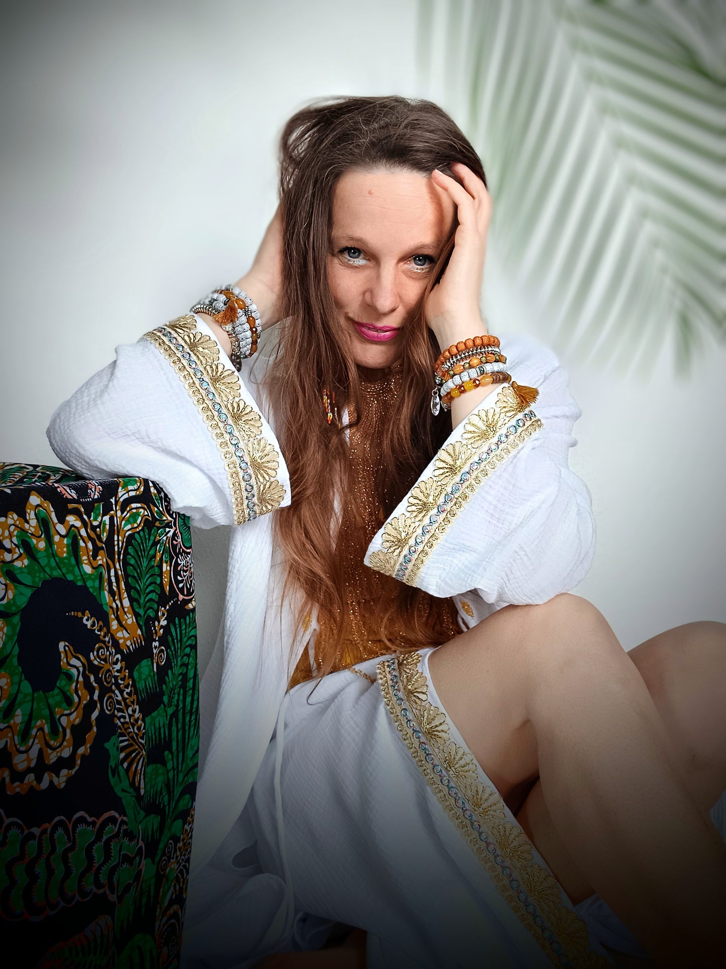 STYLOVÝ BOHO KABÁTEK ANTIC, BÍLÝ SE ZLATÝM LEMEM NA RUKÁVECH