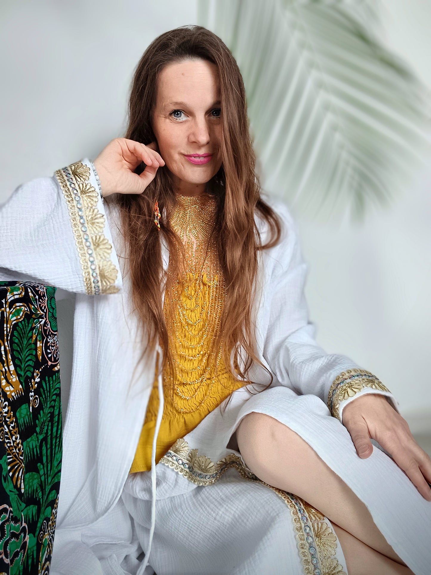 STYLOVÝ BOHO KABÁTEK ANTIC, BÍLÝ SE ZLATÝM LEMEM NA RUKÁVECH