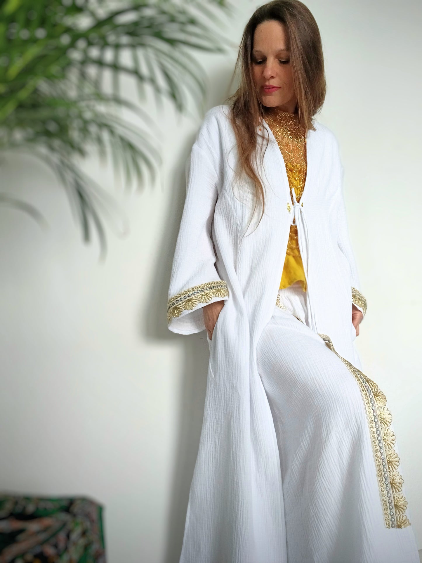 STYLOVÝ BOHO KABÁTEK ANTIC, BÍLÝ SE ZLATÝM LEMEM NA RUKÁVECH