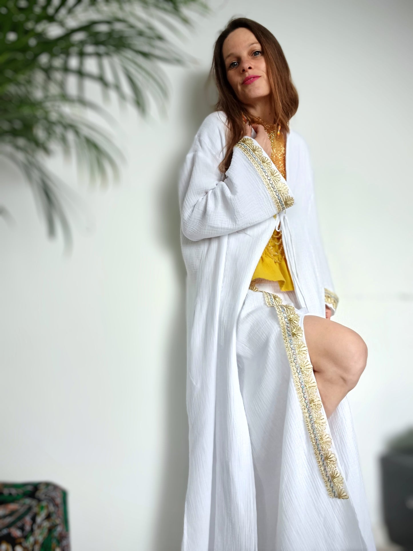 STYLOVÝ BOHO KABÁTEK ANTIC, BÍLÝ SE ZLATÝM LEMEM NA RUKÁVECH