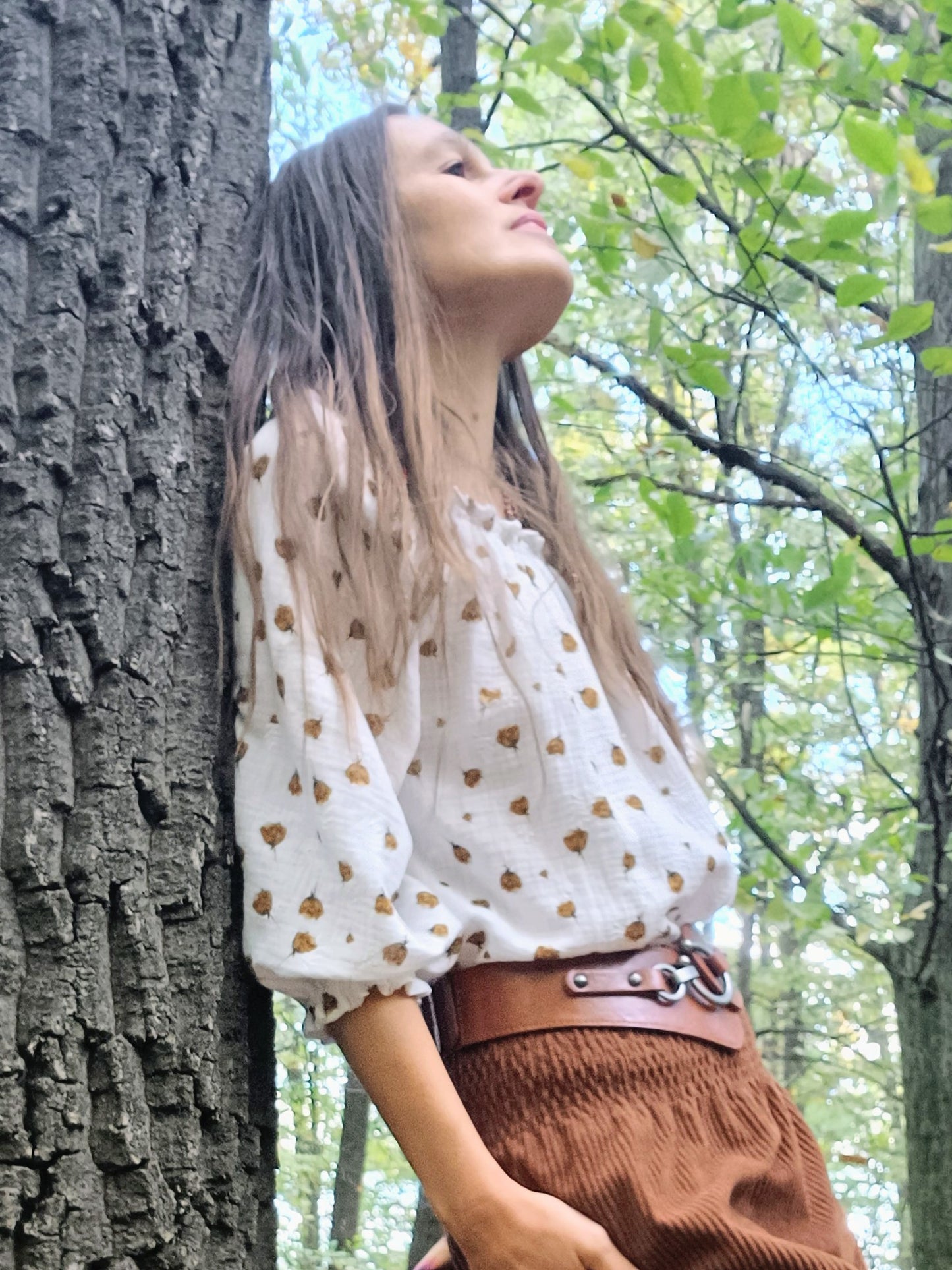 EXLUSÍVNÍ NĚŽNÁ HALENKA S TISKEM RŮŽÍ A VÝŠIVKOU