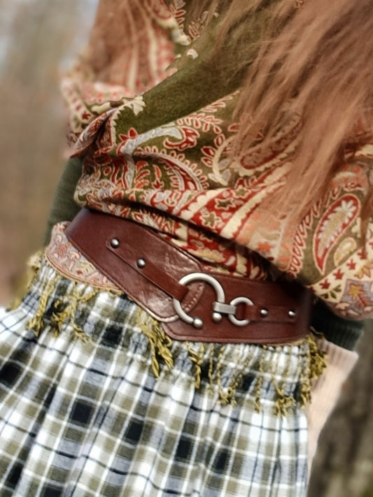 OPASEK  V BOHO STYLU S NÁDHERNOU SPONOU DARK HNĚDÝ