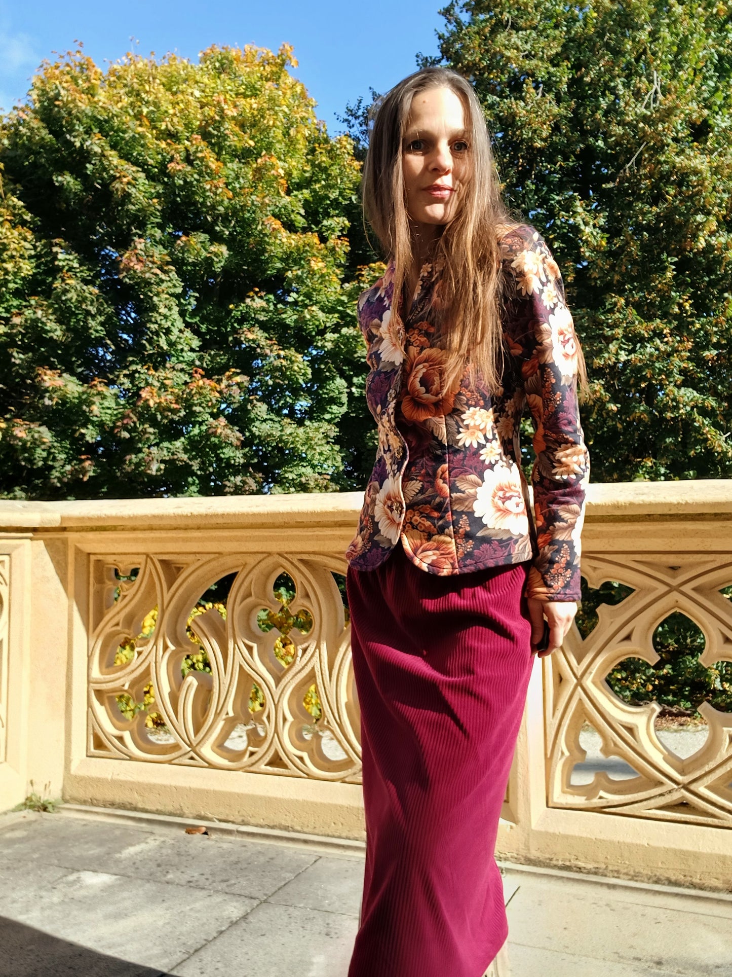 MANŠESTROVÁ SUKNĚ UŽŠÍHO STŘIHU BURGUNDSKÁ