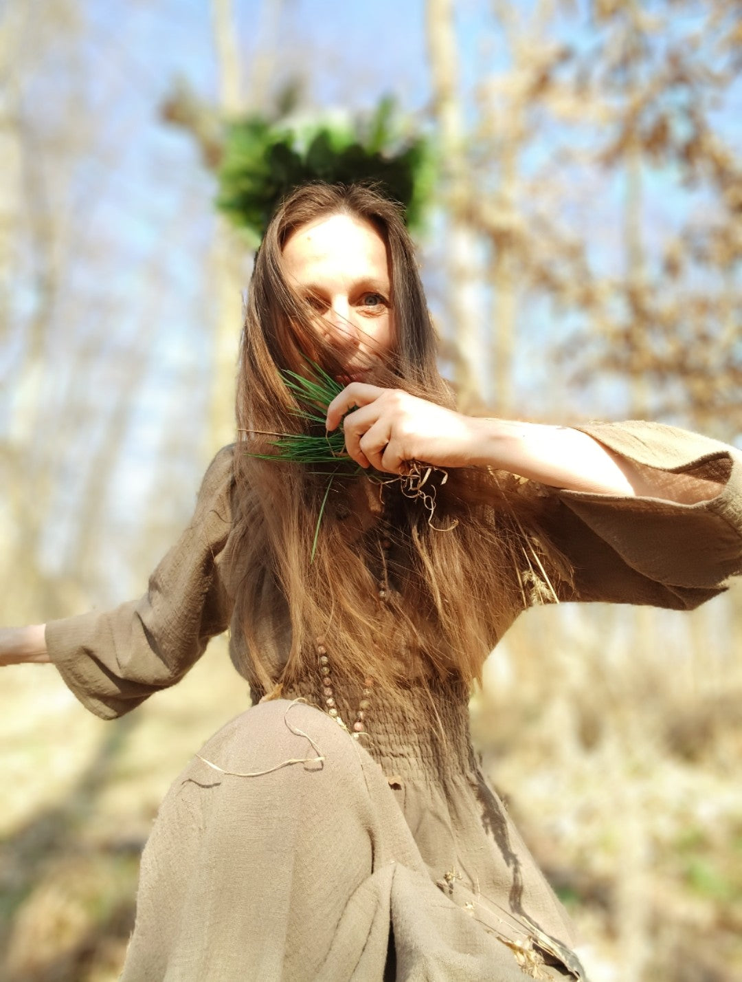 LESNÍ VÍLA V KHAKI ZELENÝCH MAXI ŠATECH