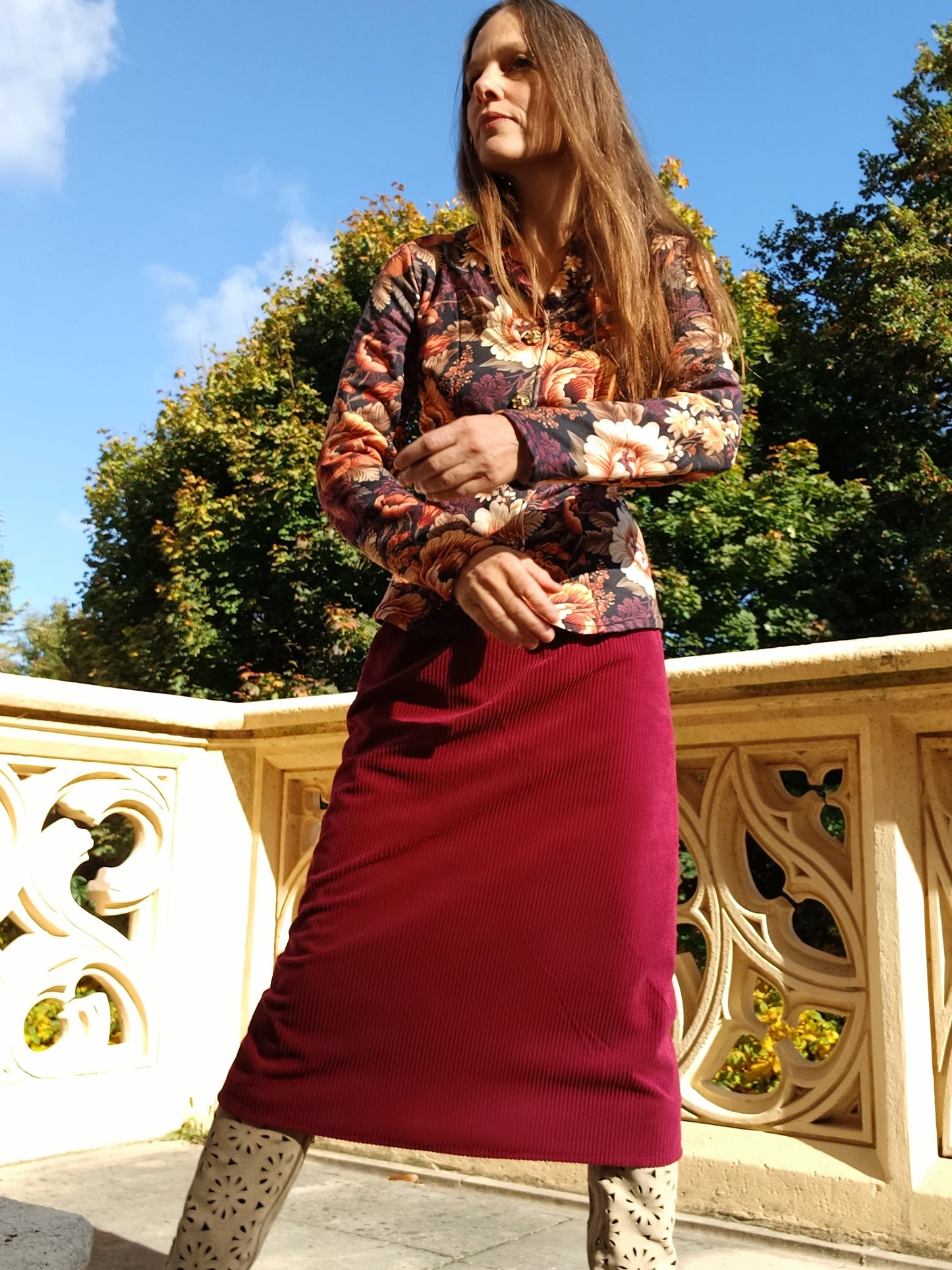 MANŠESTROVÁ SUKNĚ UŽŠÍHO STŘIHU BURGUNDSKÁ