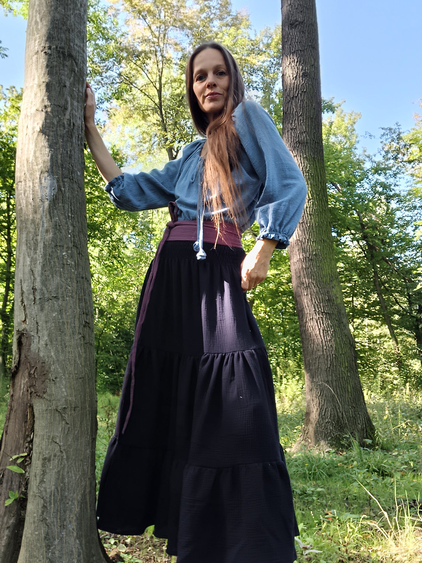 MUŠELÍNOVÁ MAXI SUKNĚ TEMNĚ MODRÁ NAD KOTNÍKY