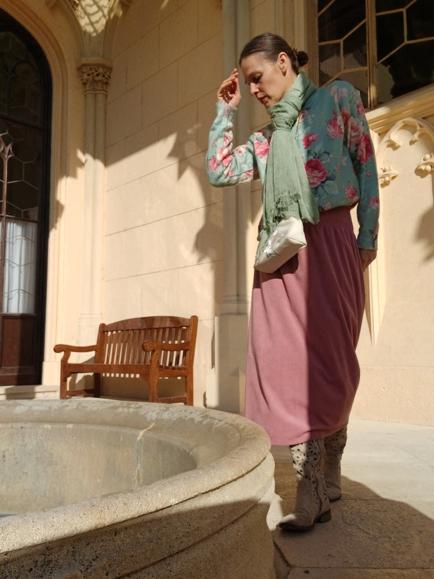 MANŠESTROVÁ SUKNĚ UŽŠÍHO STŘIHU STARORŮŽOVÁ