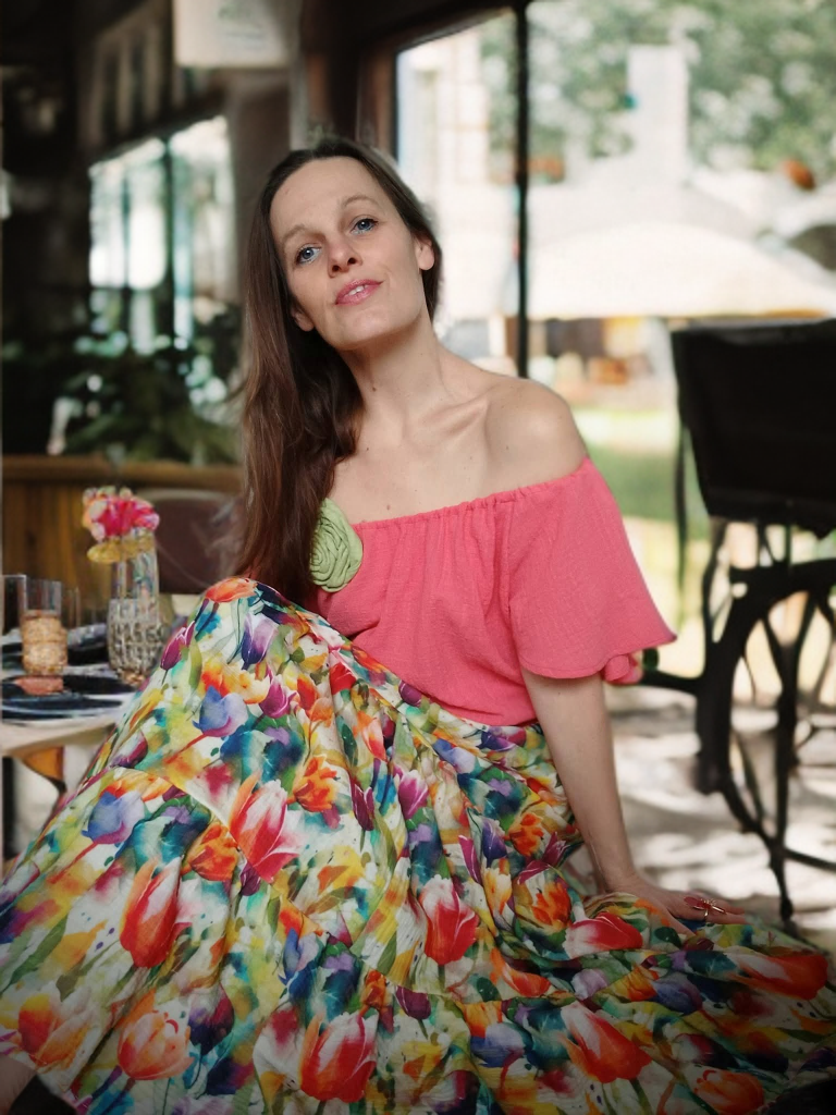HALENKA KORÁLOVÁ S ROZEVLÁTÝM RUKÁVEM