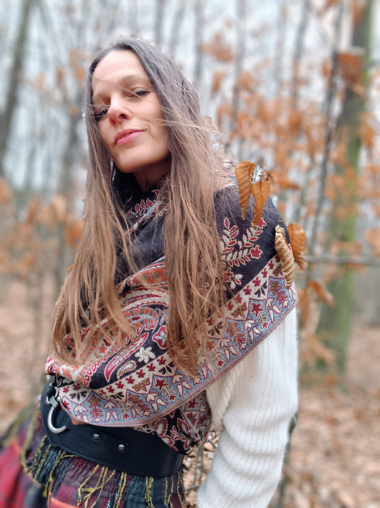 NÁDHERNÝ ZIMNÍ PLÉD PAŠMINA S KAŠMÍROVÝM VZOREM ČERNO/DARK HNĚDÝ