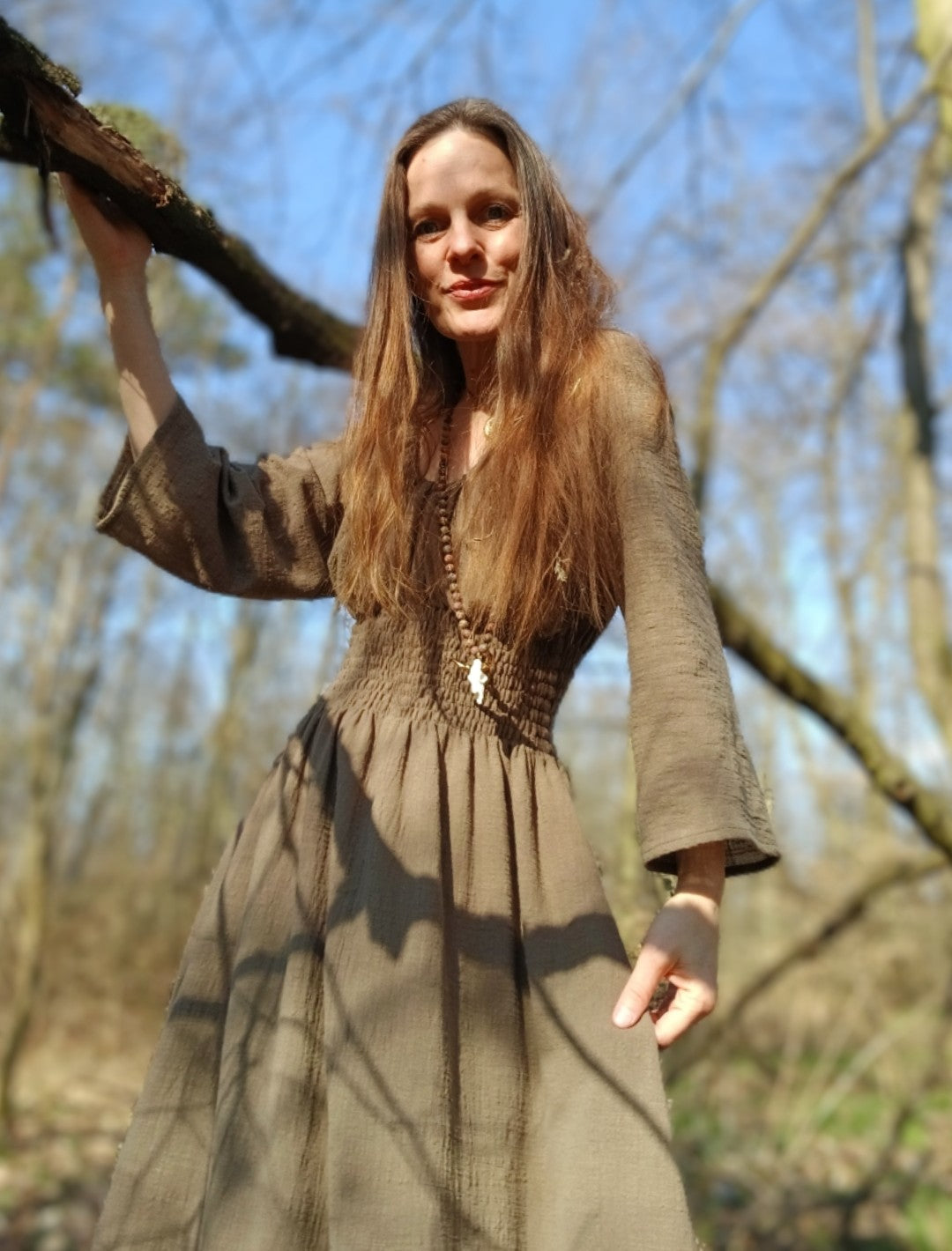 LESNÍ VÍLA V KHAKI ZELENÝCH MAXI ŠATECH