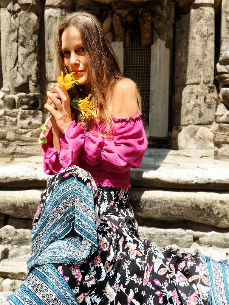 BOHO SUKNĚ KASKADOVITÁ S BORDUROU