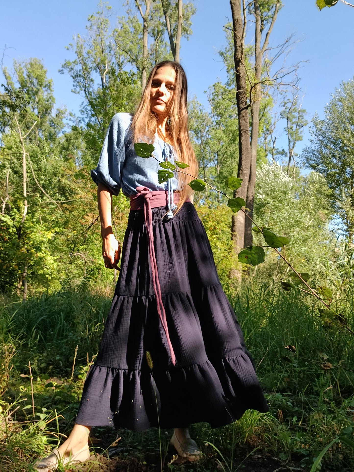 MUŠELÍNOVÁ MAXI SUKNĚ TEMNĚ MODRÁ NAD KOTNÍKY
