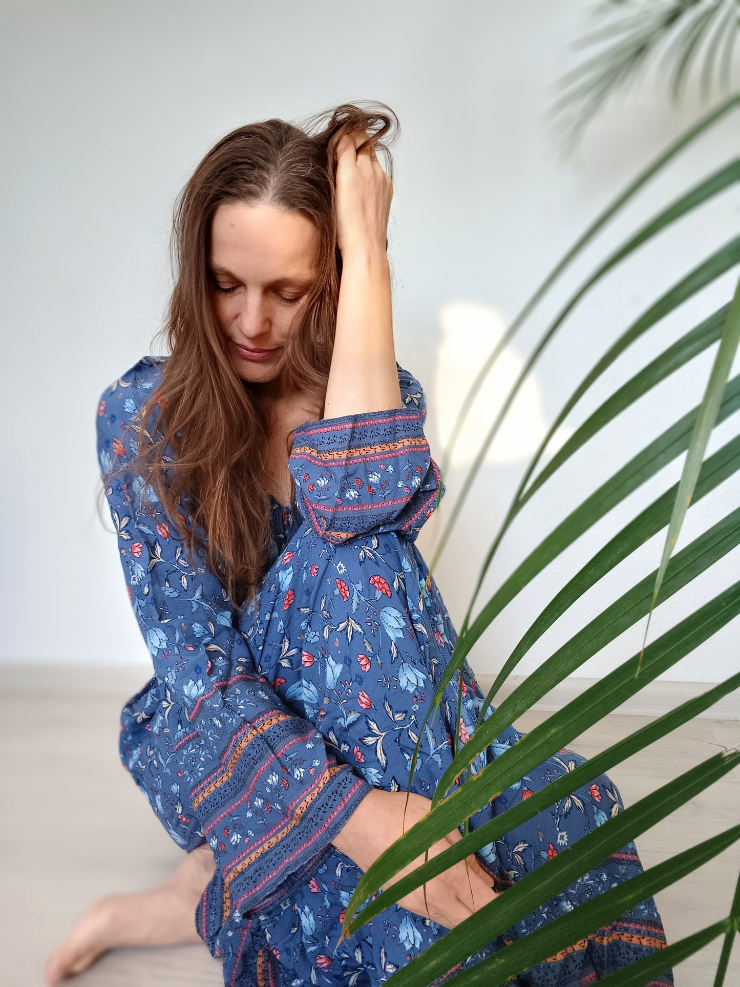 ÚCHVATNÉ MODRÉ MAXI ŠATY S BORDUROU