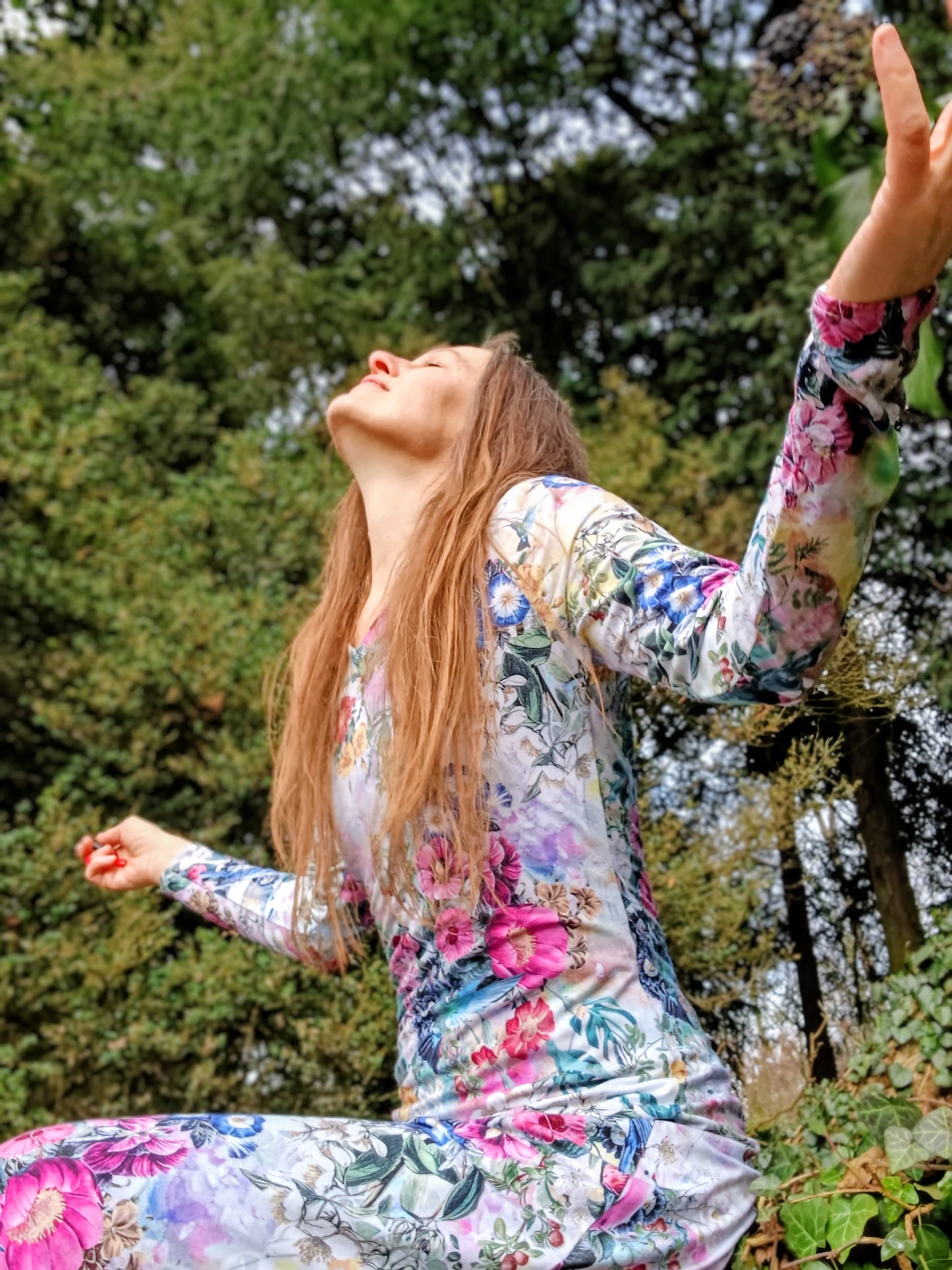 ÚPLETOVÉ ŠATY FAIRY S ROZPARKEM