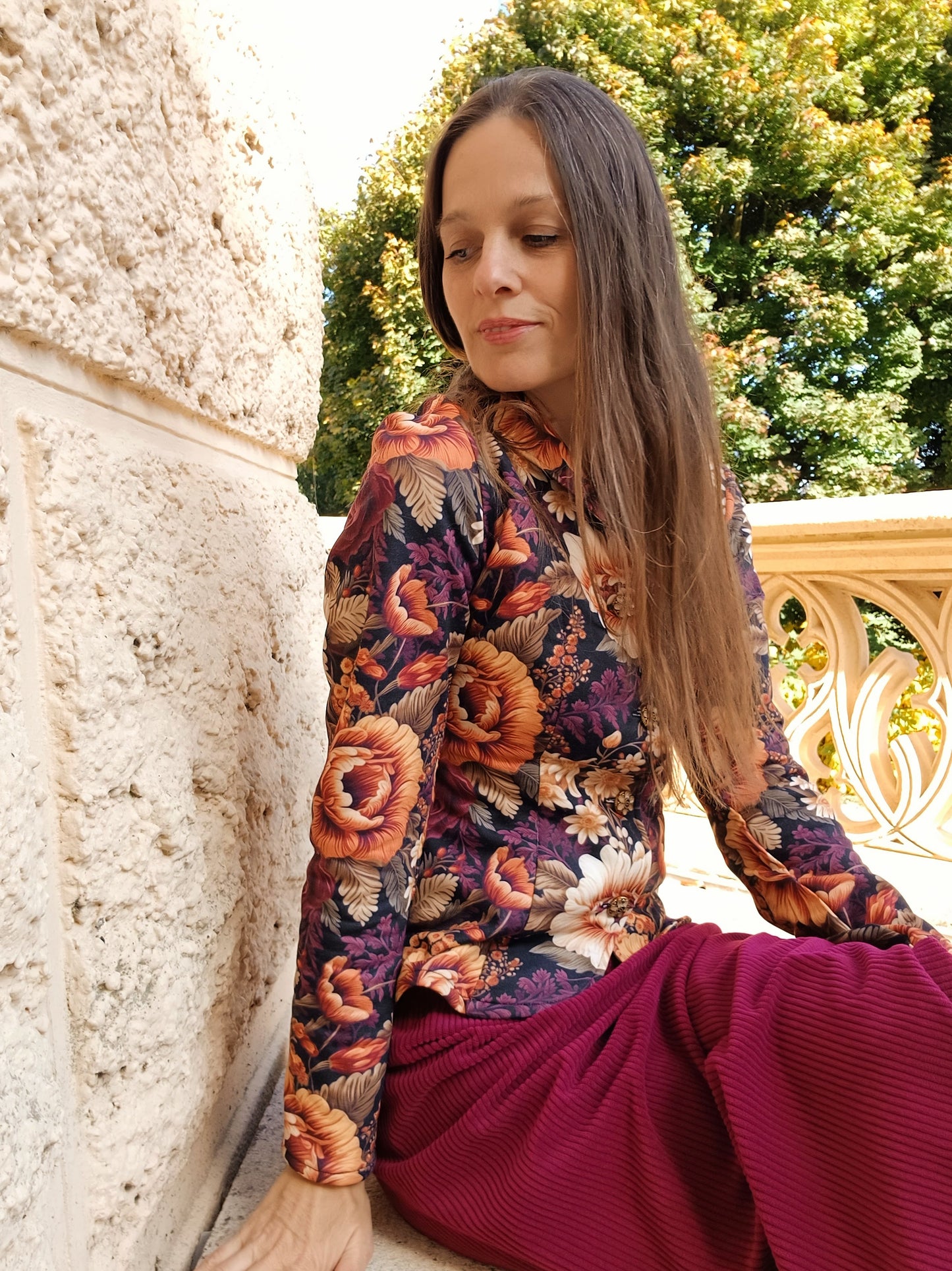 MANŠESTROVÁ SUKNĚ UŽŠÍHO STŘIHU BURGUNDSKÁ