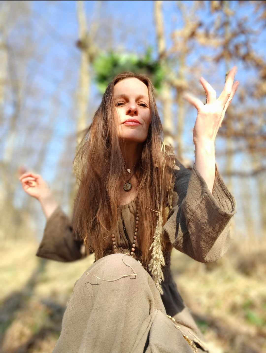 LESNÍ VÍLA V KHAKI ZELENÝCH MAXI ŠATECH