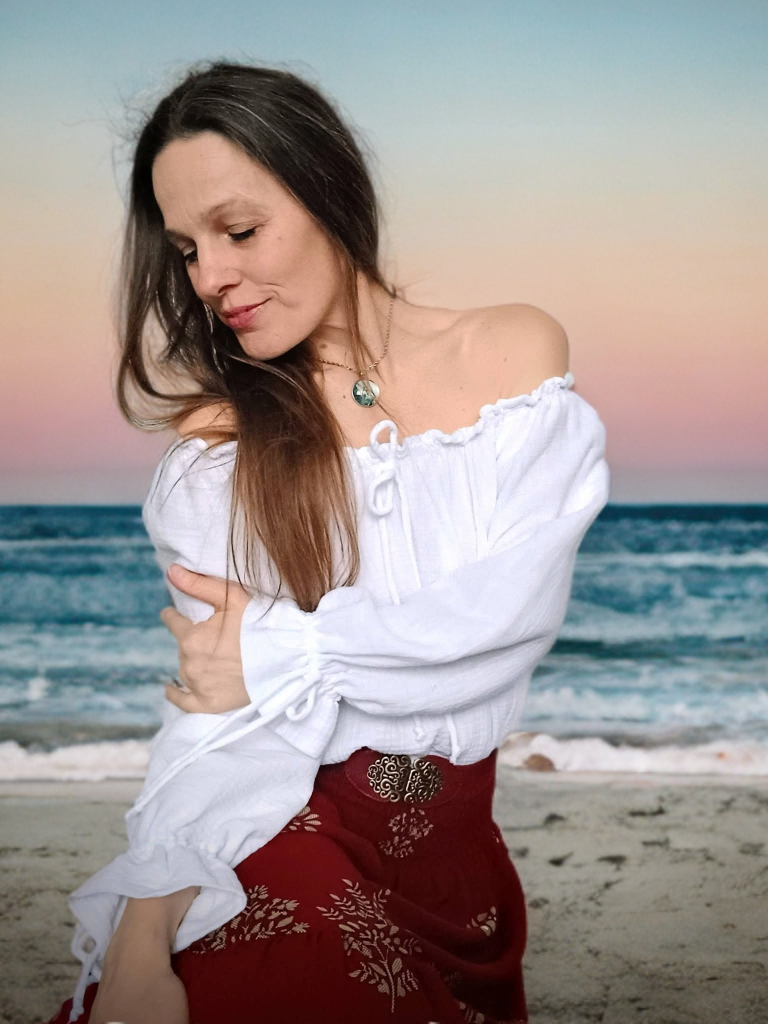 PŮVABNÁ ROMANTICKÁ BOHO HALENKA BÍLÁ MUŠELÍNOVÁ