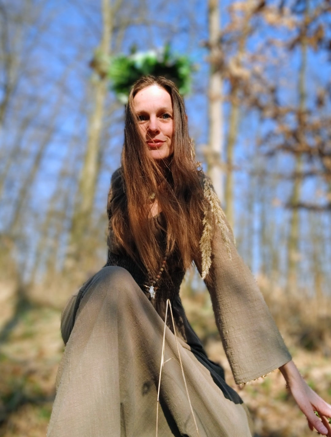 LESNÍ VÍLA V KHAKI ZELENÝCH MAXI ŠATECH