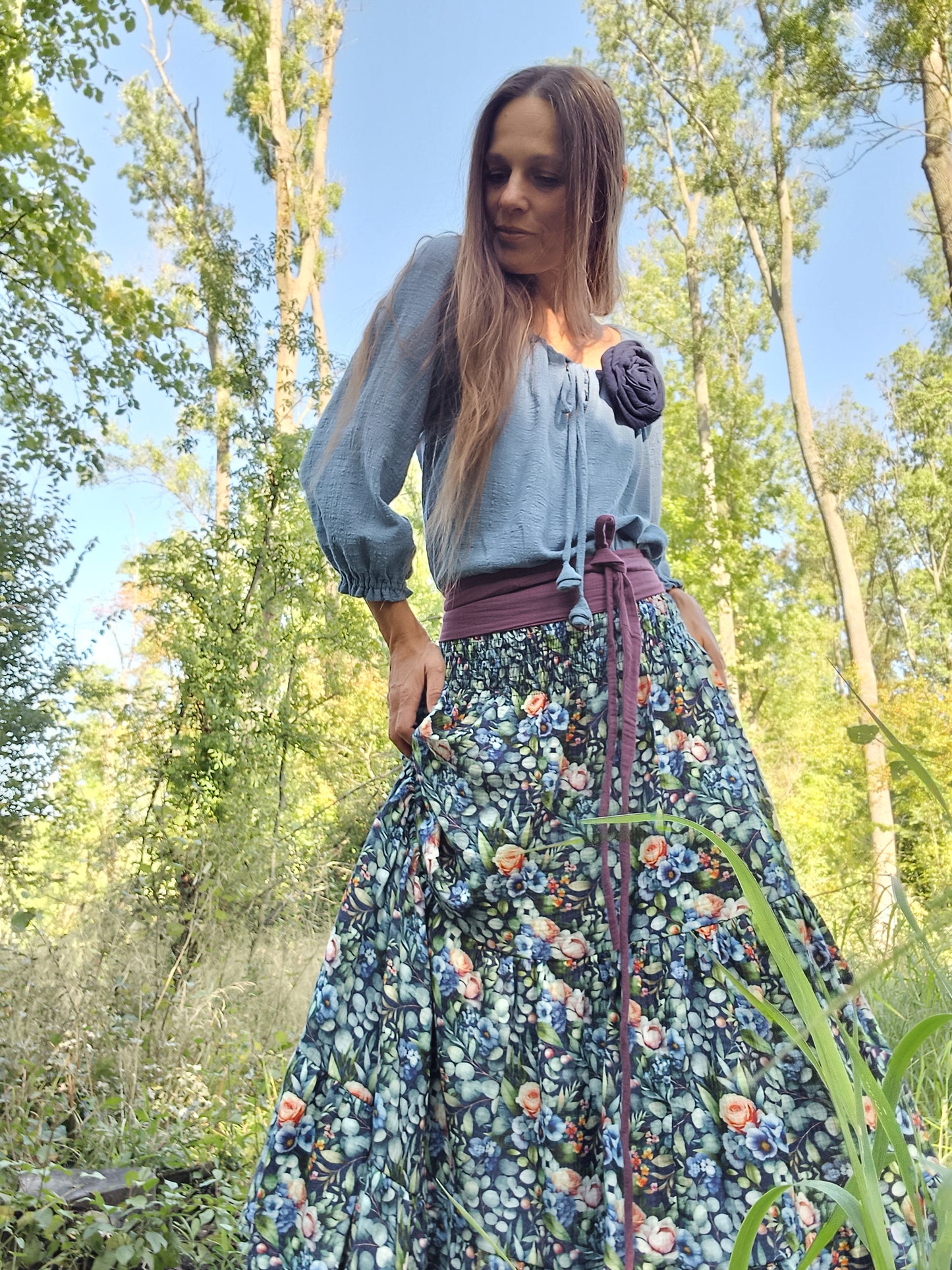 MAXI SUKNĚ MUŠELÍNOVÁ S  DESIGNOVÝM TISKEM