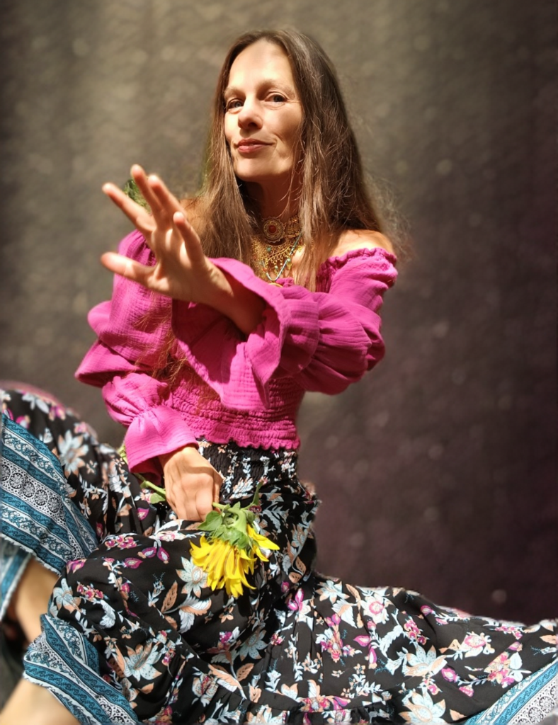 BOHO SUKNĚ KASKADOVITÁ S BORDUROU