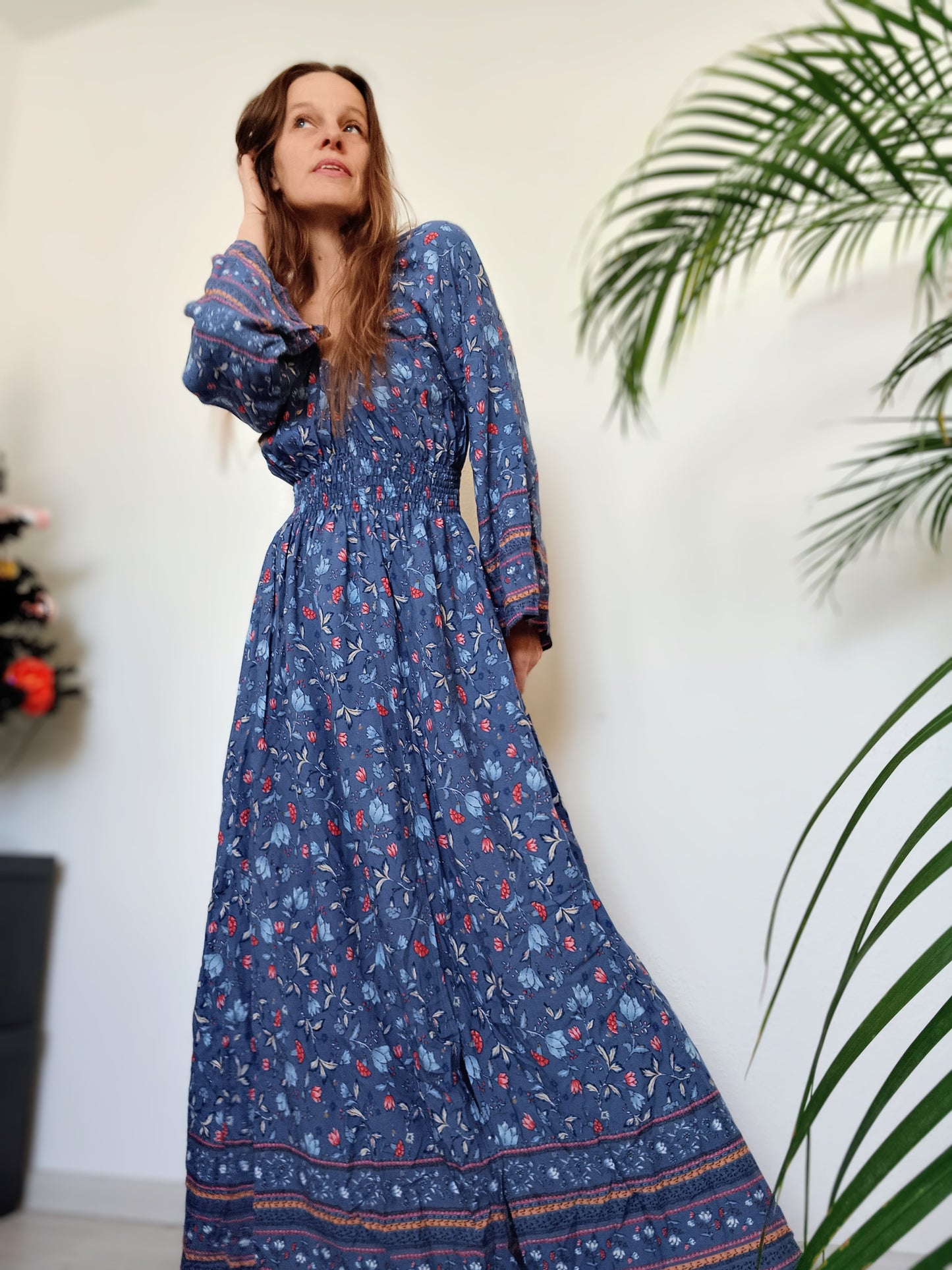 ÚCHVATNÉ MODRÉ MAXI ŠATY S BORDUROU