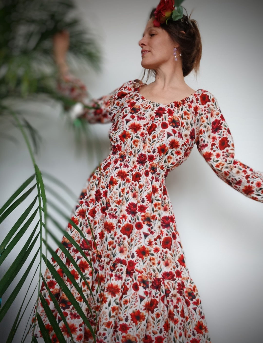 ŠATIČKY S VOLÁNKEM V KRATŠI DÉLCE -ČERVENÉ KVĚTY